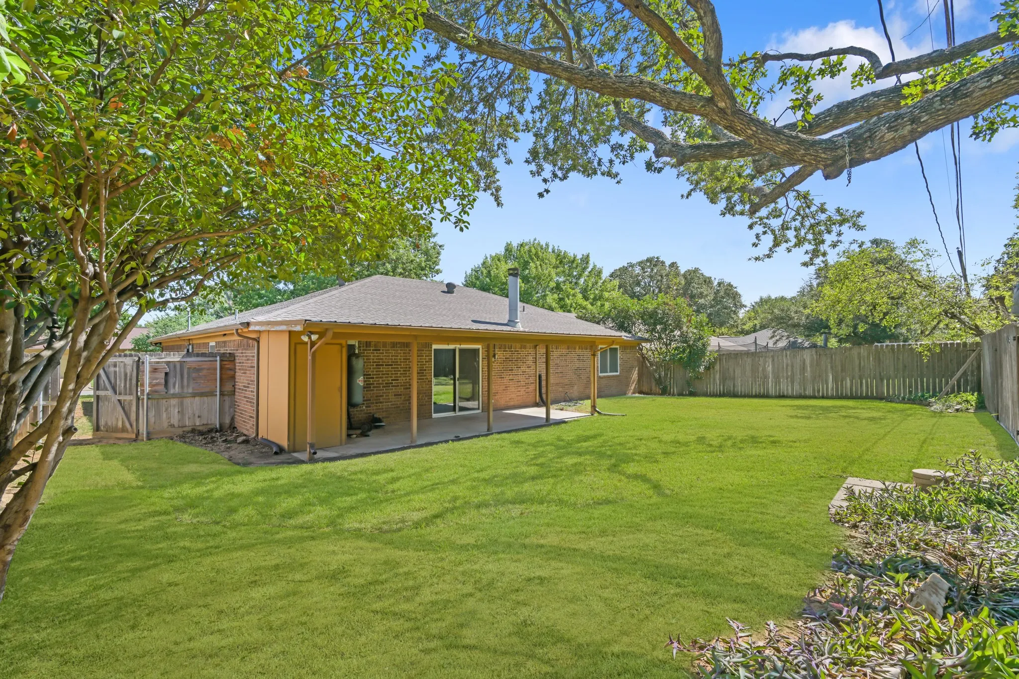 Single Family Residence For Sale in Tarrant County , 6410 Willow Springs Drive, Arlington, Texas 76001, 3 Bedroom, 2 Bathroom, 2 Garage spaces, 1,639 Sqft, built in 1983, mls#21408873, Real Estate Agent in Arlington, Homes For Sale in Tarrant county, Homes For Sale in Arlington, Realtor in Arlington Texas, Real Estate Brokerage Independent Realty Texas, Luminita Cordes Realtor