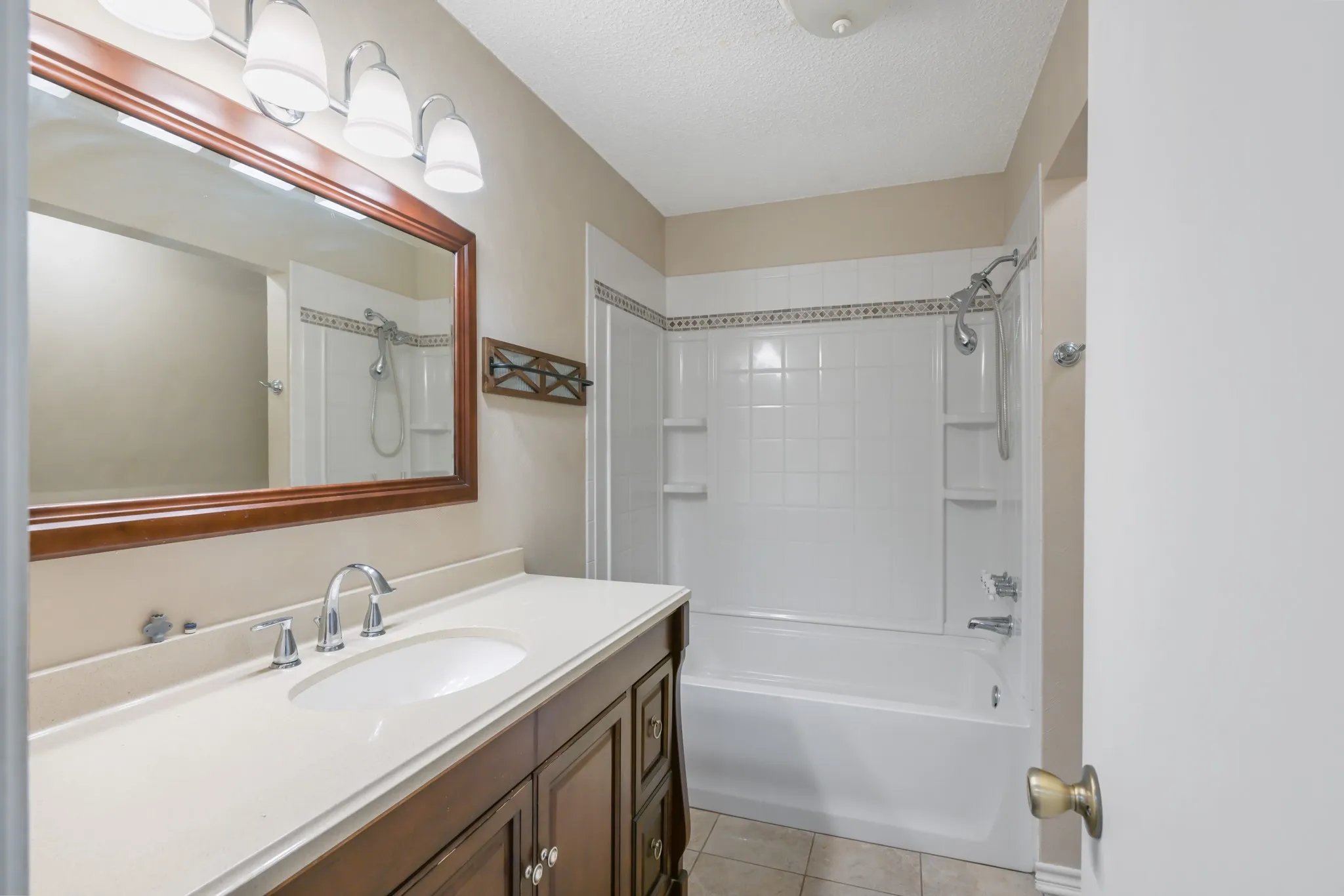 Single Family Residence For Sale in Tarrant County , 6410 Willow Springs Drive, Arlington, Texas 76001, 3 Bedroom, 2 Bathroom, 2 Garage spaces, 1,639 Sqft, built in 1983, mls#21408873, Real Estate Agent in Arlington, Homes For Sale in Tarrant county, Homes For Sale in Arlington, Realtor in Arlington Texas, Real Estate Brokerage Independent Realty Texas, Luminita Cordes Realtor