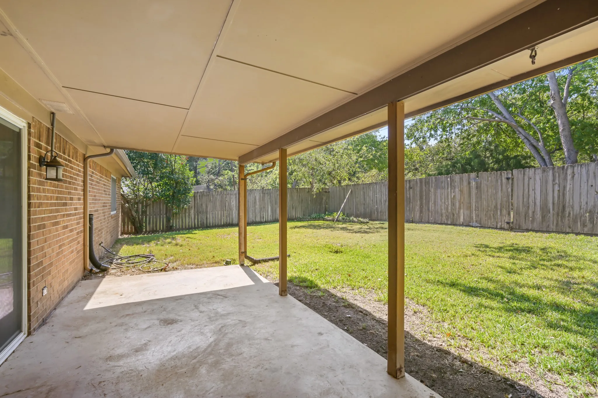 Single Family Residence For Sale in Tarrant County , 6410 Willow Springs Drive, Arlington, Texas 76001, 3 Bedroom, 2 Bathroom, 2 Garage spaces, 1,639 Sqft, built in 1983, mls#21408873, Real Estate Agent in Arlington, Homes For Sale in Tarrant county, Homes For Sale in Arlington, Realtor in Arlington Texas, Real Estate Brokerage Independent Realty Texas, Luminita Cordes Realtor