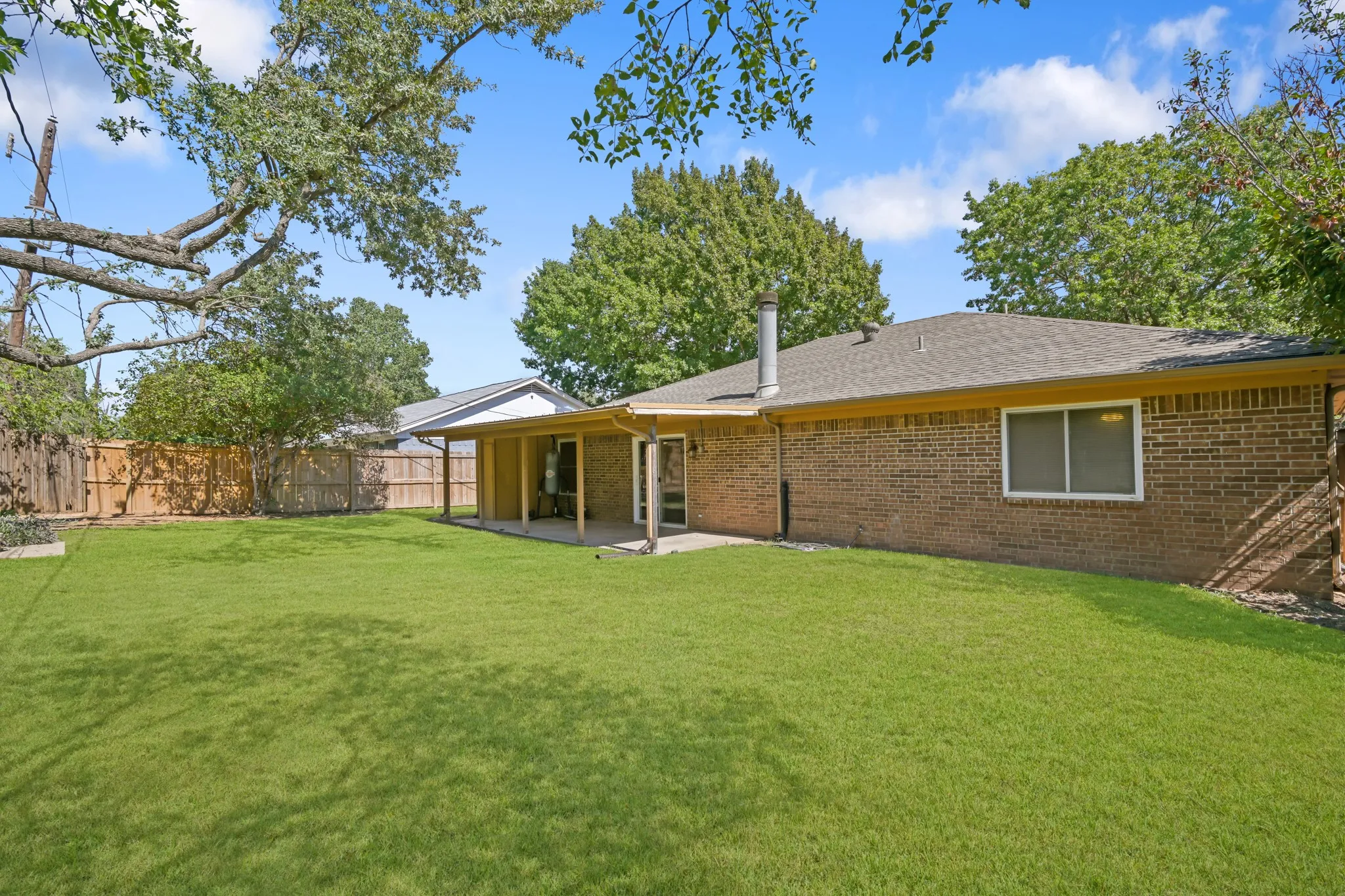Single Family Residence For Sale in Tarrant County , 6410 Willow Springs Drive, Arlington, Texas 76001, 3 Bedroom, 2 Bathroom, 2 Garage spaces, 1,639 Sqft, built in 1983, mls#21408873, Real Estate Agent in Arlington, Homes For Sale in Tarrant county, Homes For Sale in Arlington, Realtor in Arlington Texas, Real Estate Brokerage Independent Realty Texas, Luminita Cordes Realtor