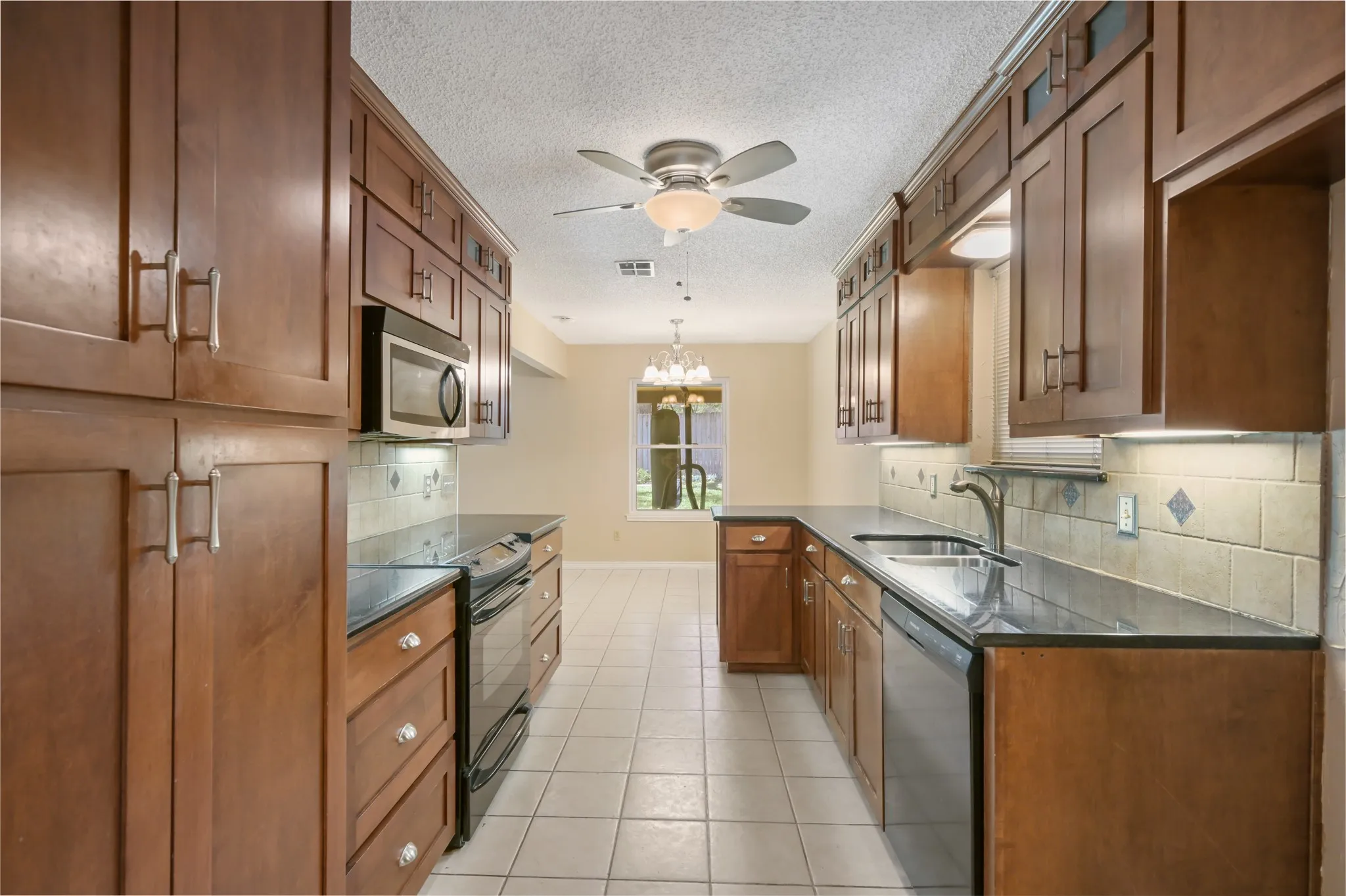 Single Family Residence For Sale in Tarrant County , 6410 Willow Springs Drive, Arlington, Texas 76001, 3 Bedroom, 2 Bathroom, 2 Garage spaces, 1,639 Sqft, built in 1983, mls#21408873, Real Estate Agent in Arlington, Homes For Sale in Tarrant county, Homes For Sale in Arlington, Realtor in Arlington Texas, Real Estate Brokerage Independent Realty Texas, Luminita Cordes Realtor