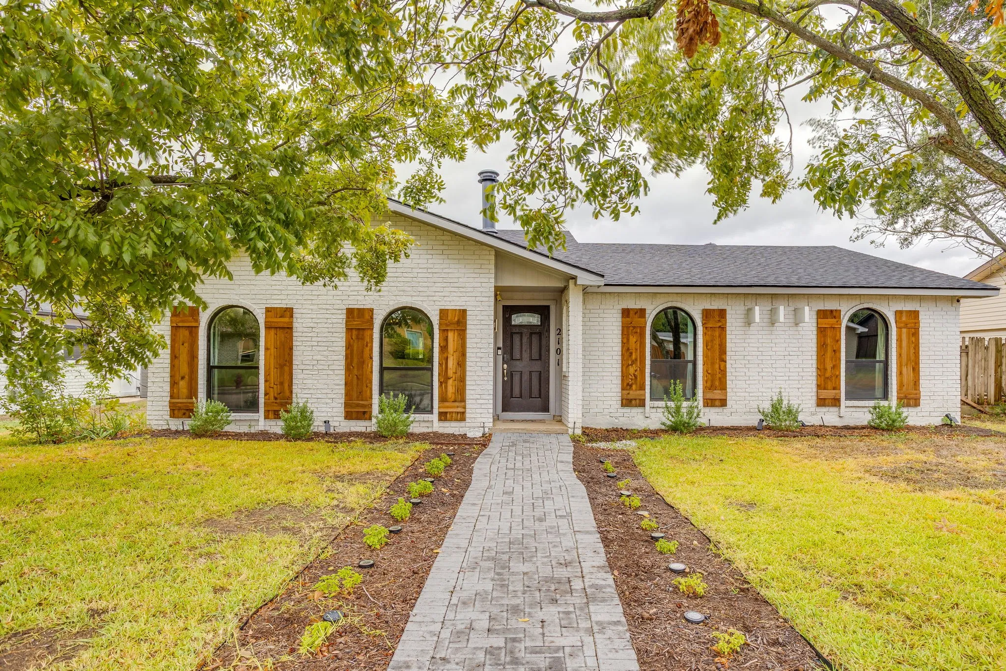 Single Family Residence For Sale in Dallas County , 2101 Alder Trail, Grand Prairie, Texas 75052, 3 Bedroom, 2 Bathroom, 2 Garage spaces, 1,756 Sqft, built in 1978, mls#21403714, Real Estate Agent in Grand Prairie, Homes For Sale in Dallas county, Homes For Sale in Grand Prairie, Realtor in Grand Prairie Texas, Real Estate Brokerage Independent Realty Texas, Luminita Cordes Realtor