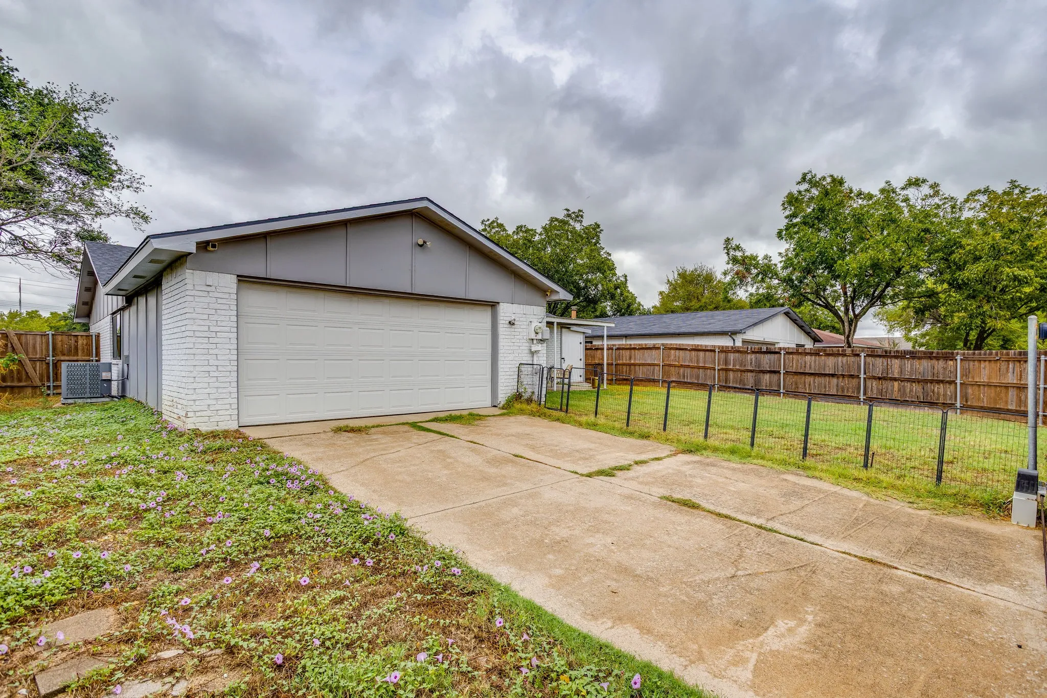Single Family Residence For Sale in Dallas County , 2101 Alder Trail, Grand Prairie, Texas 75052, 3 Bedroom, 2 Bathroom, 2 Garage spaces, 1,756 Sqft, built in 1978, mls#21403714, Real Estate Agent in Grand Prairie, Homes For Sale in Dallas county, Homes For Sale in Grand Prairie, Realtor in Grand Prairie Texas, Real Estate Brokerage Independent Realty Texas, Luminita Cordes Realtor