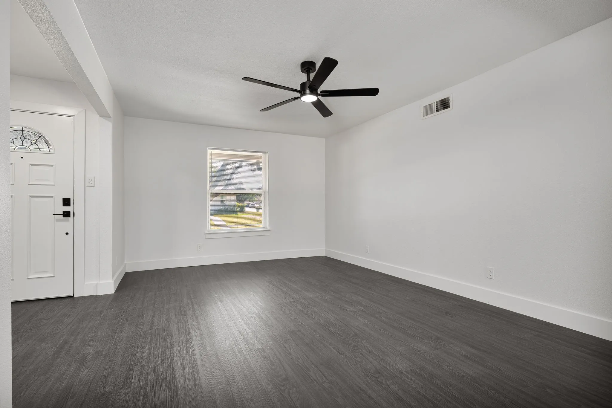 Single Family Residence For Sale in Dallas County , 1217 Mayfield Avenue, Garland, Texas 75041, 3 Bedroom, 2 Bathroom, 2 Garage spaces, 1,500 Sqft, built in 1963, mls#21399242, Real Estate Agent in Garland, Homes For Sale in Dallas county, Homes For Sale in Garland, Realtor in Garland Texas, Real Estate Brokerage Independent Realty Texas, Luminita Cordes Realtor
