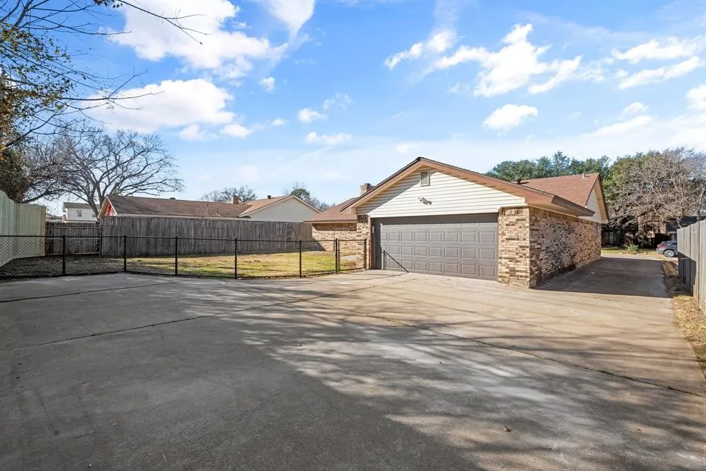 Single Family Residence For Rent in Tarrant County , 2001 San Jacinto Drive, Arlington, Texas 76012, 4 Bedroom, 2 Bathroom, 2 Garage spaces, 2,019 Sqft, built in 1973, mls#21410342, Real Estate Agent in Arlington, Homes For Rent in Tarrant county, Homes For Rent in Arlington, Realtor in Arlington Texas, Real Estate Brokerage Independent Realty Texas, Luminita Cordes Realtor