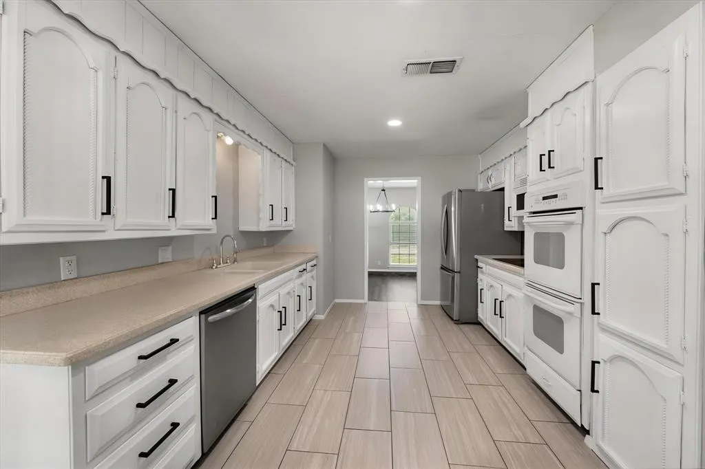 Single Family Residence For Rent in Tarrant County , 2001 San Jacinto Drive, Arlington, Texas 76012, 4 Bedroom, 2 Bathroom, 2 Garage spaces, 2,019 Sqft, built in 1973, mls#21410342, Real Estate Agent in Arlington, Homes For Rent in Tarrant county, Homes For Rent in Arlington, Realtor in Arlington Texas, Real Estate Brokerage Independent Realty Texas, Luminita Cordes Realtor