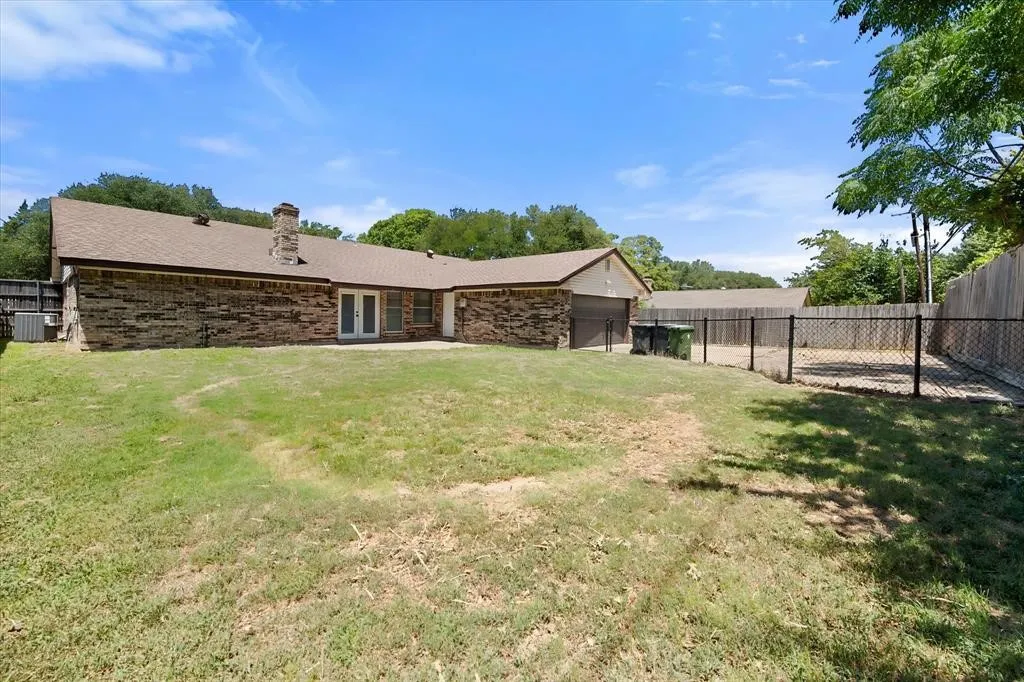 Single Family Residence For Rent in Tarrant County , 2001 San Jacinto Drive, Arlington, Texas 76012, 4 Bedroom, 2 Bathroom, 2 Garage spaces, 2,019 Sqft, built in 1973, mls#21410342, Real Estate Agent in Arlington, Homes For Rent in Tarrant county, Homes For Rent in Arlington, Realtor in Arlington Texas, Real Estate Brokerage Independent Realty Texas, Luminita Cordes Realtor