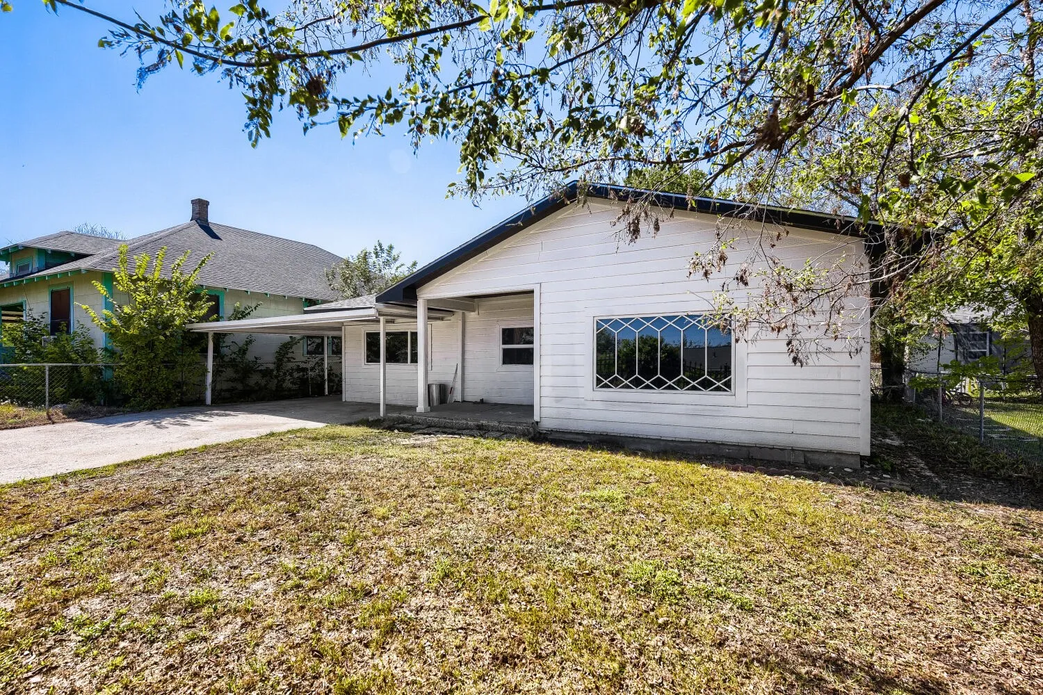 Single Family Residence For Sale in Tarrant County , 3508 Livingston Avenue, Fort Worth, Texas 76110, 3 Bedroom, 2 Bathroom, Garage spaces, 1,020 Sqft, built in 1920, mls#21404481, Real Estate Agent in Fort Worth, Homes For Sale in Tarrant county, Homes For Sale in Fort Worth, Realtor in Fort Worth Texas, Real Estate Brokerage Independent Realty Texas, Luminita Cordes Realtor