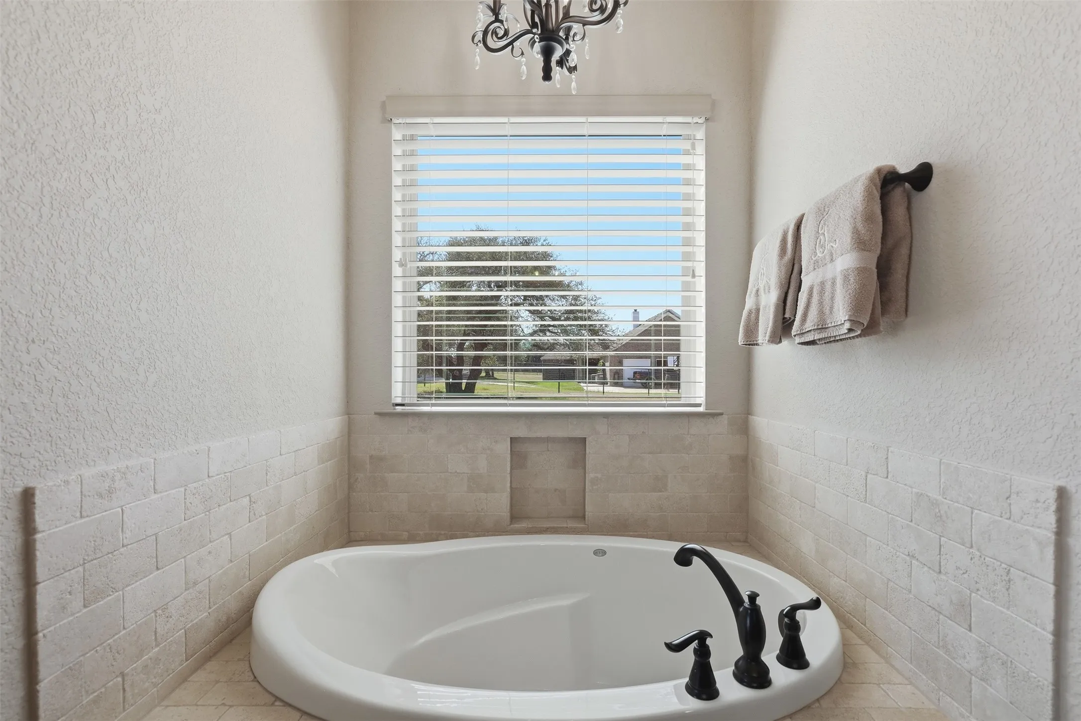 Single Family Residence For Sale in Parker County , 253 Maral Lane, Azle, Texas 76020, 4 Bedroom, 3 Bathroom, 3 Garage spaces, 2,449 Sqft, built in 2016, mls#21405691, Real Estate Agent in Azle, Homes For Sale in Parker county, Homes For Sale in Azle, Realtor in Azle Texas, Real Estate Brokerage Independent Realty Texas, Luminita Cordes Realtor