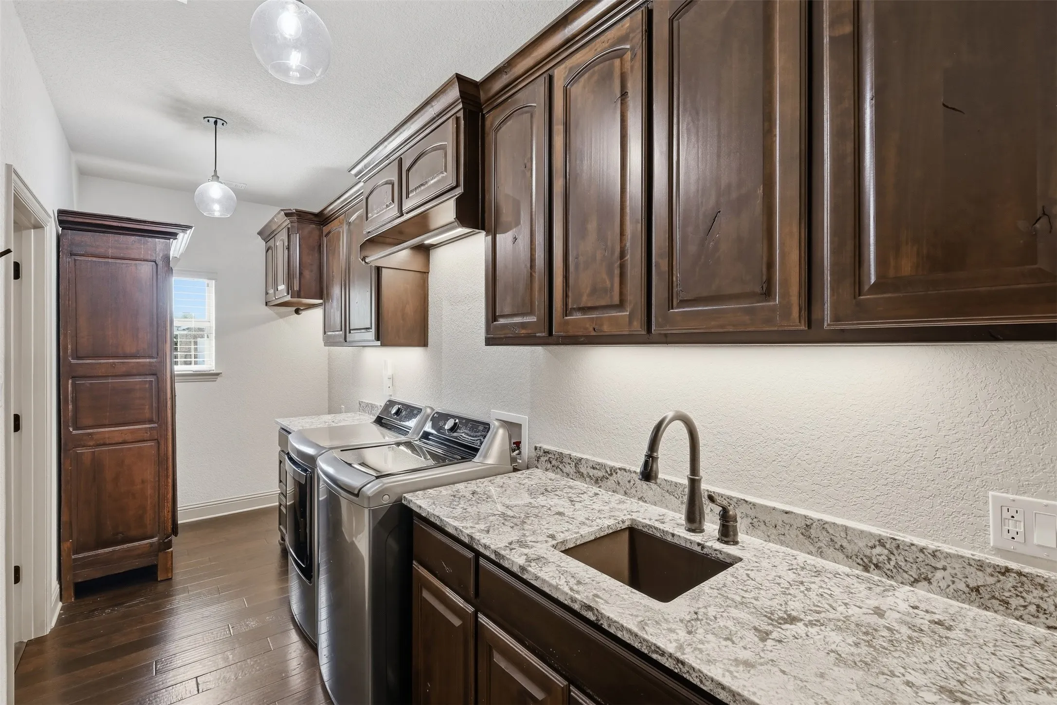 Single Family Residence For Sale in Parker County , 253 Maral Lane, Azle, Texas 76020, 4 Bedroom, 3 Bathroom, 3 Garage spaces, 2,449 Sqft, built in 2016, mls#21405691, Real Estate Agent in Azle, Homes For Sale in Parker county, Homes For Sale in Azle, Realtor in Azle Texas, Real Estate Brokerage Independent Realty Texas, Luminita Cordes Realtor
