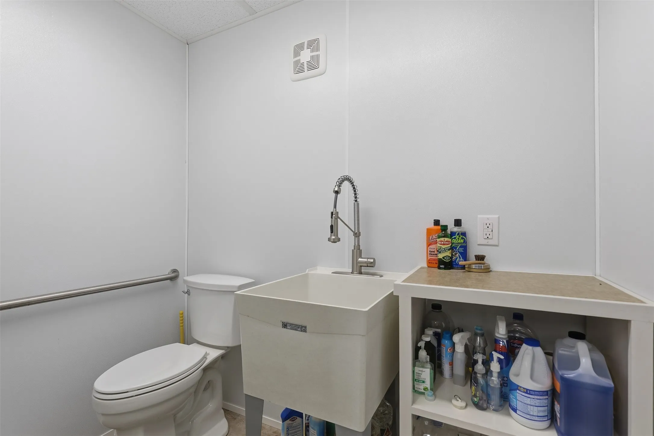 Single Family Residence For Sale in Parker County , 253 Maral Lane, Azle, Texas 76020, 4 Bedroom, 3 Bathroom, 3 Garage spaces, 2,449 Sqft, built in 2016, mls#21405691, Real Estate Agent in Azle, Homes For Sale in Parker county, Homes For Sale in Azle, Realtor in Azle Texas, Real Estate Brokerage Independent Realty Texas, Luminita Cordes Realtor