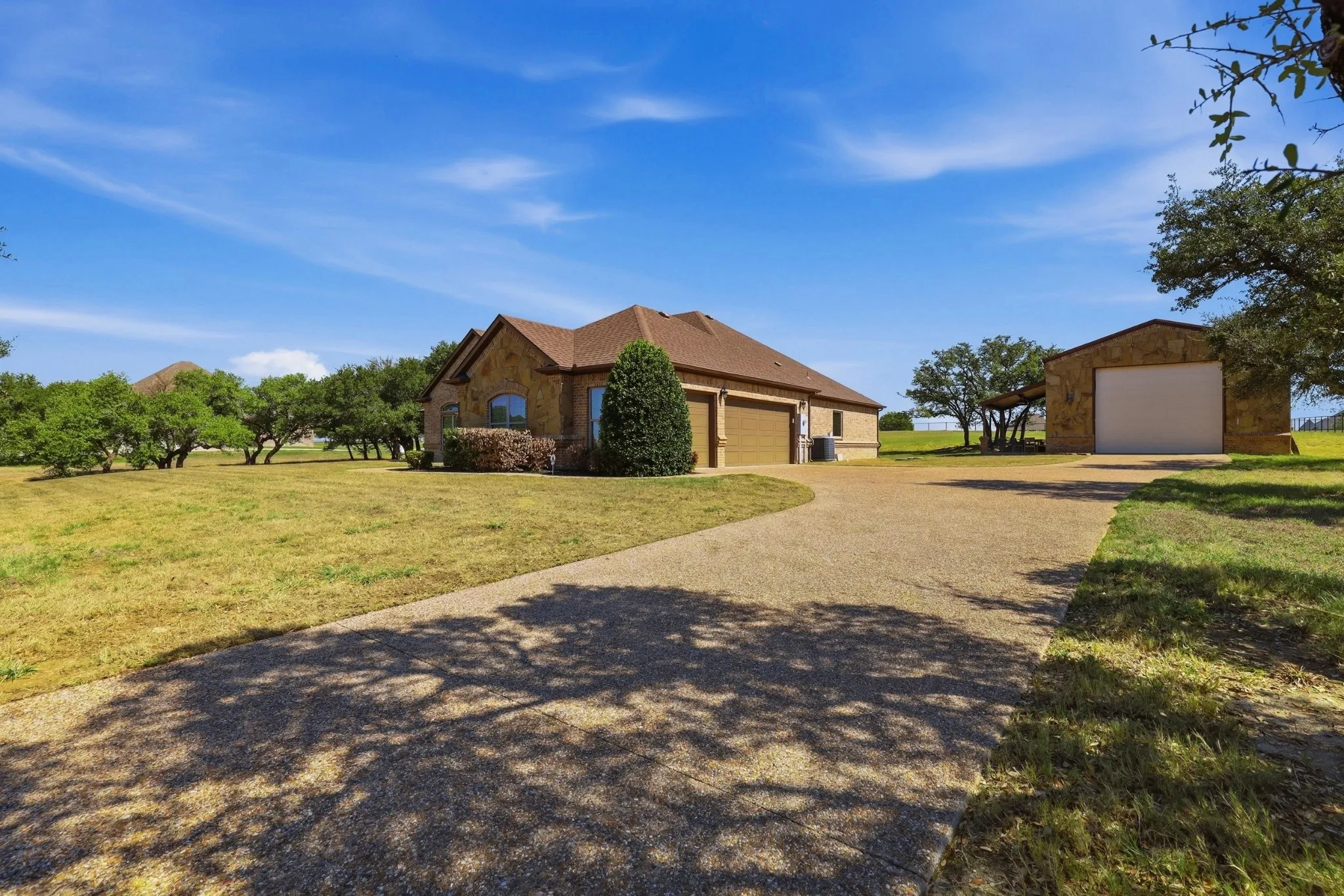 Single Family Residence For Sale in Parker County , 253 Maral Lane, Azle, Texas 76020, 4 Bedroom, 3 Bathroom, 3 Garage spaces, 2,449 Sqft, built in 2016, mls#21405691, Real Estate Agent in Azle, Homes For Sale in Parker county, Homes For Sale in Azle, Realtor in Azle Texas, Real Estate Brokerage Independent Realty Texas, Luminita Cordes Realtor