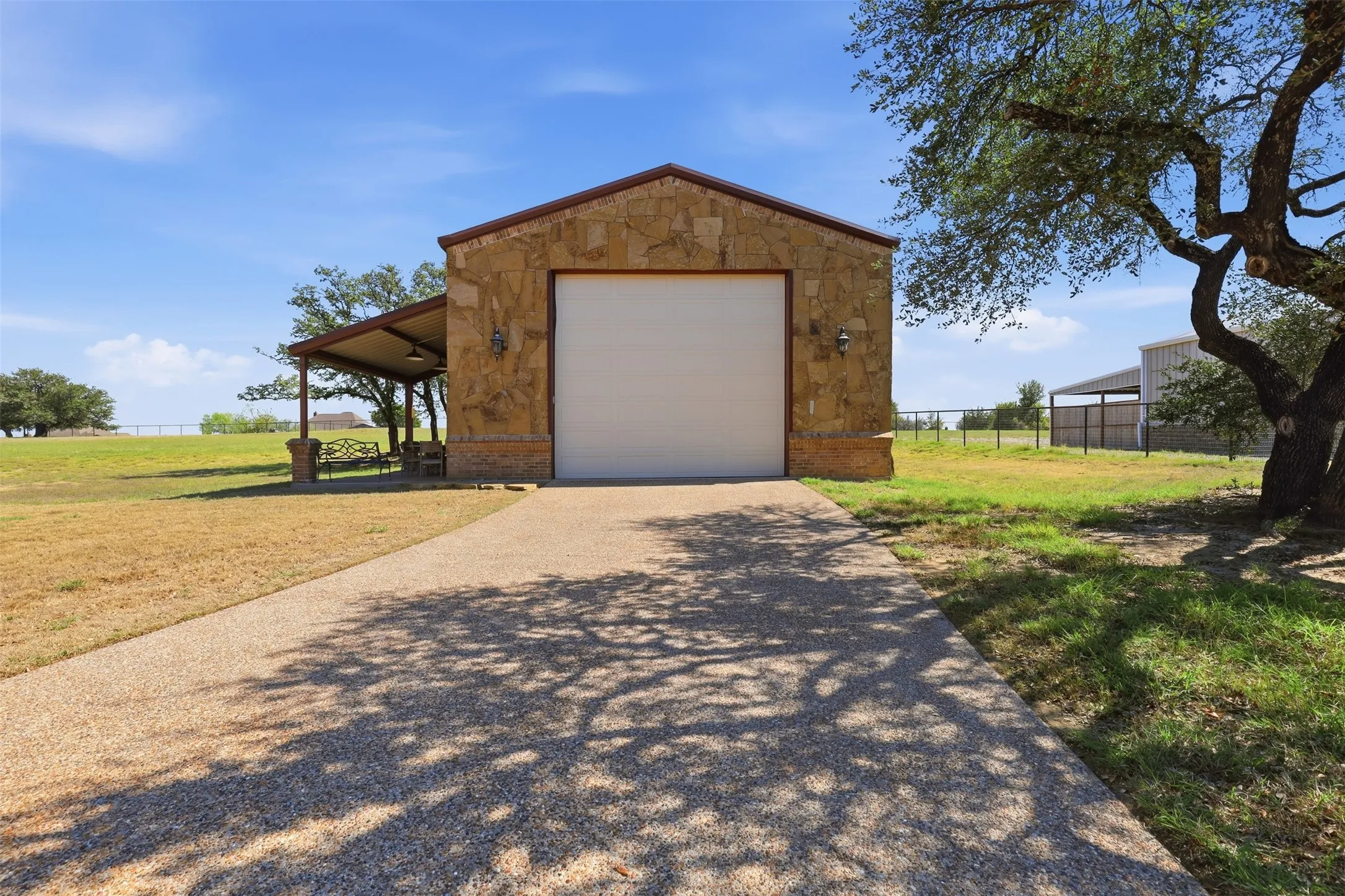 Single Family Residence For Sale in Parker County , 253 Maral Lane, Azle, Texas 76020, 4 Bedroom, 3 Bathroom, 3 Garage spaces, 2,449 Sqft, built in 2016, mls#21405691, Real Estate Agent in Azle, Homes For Sale in Parker county, Homes For Sale in Azle, Realtor in Azle Texas, Real Estate Brokerage Independent Realty Texas, Luminita Cordes Realtor