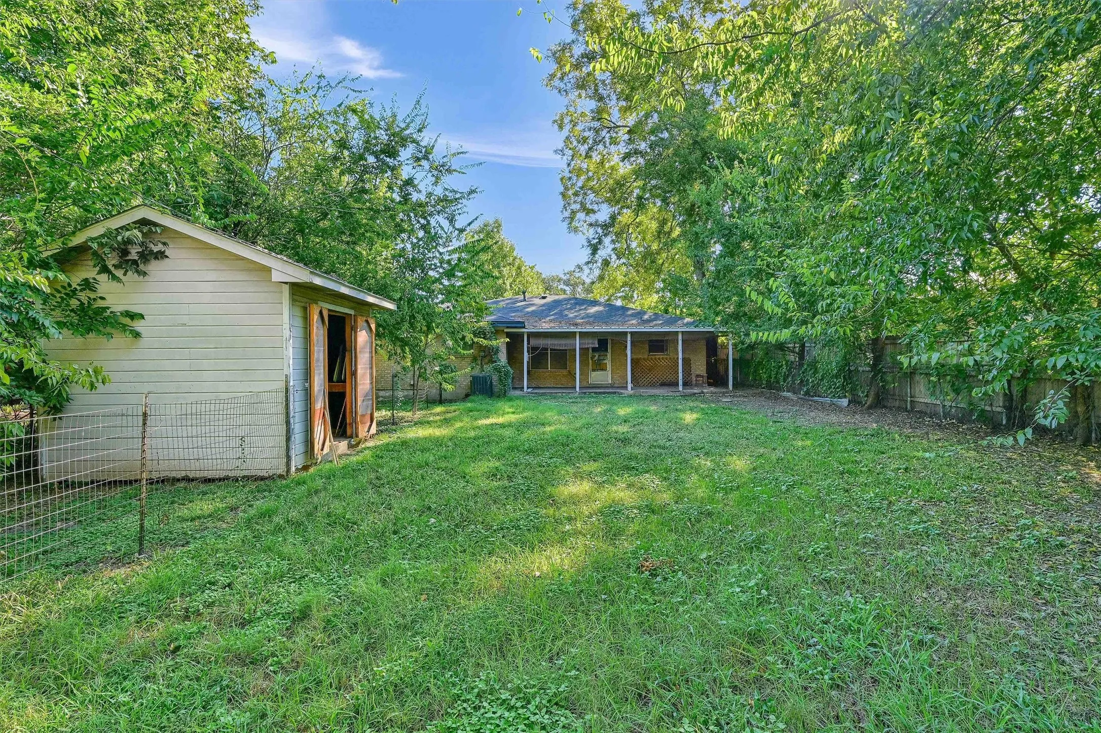 Single Family Residence For Sale in Grayson County , 205 N Union Street, Whitesboro, Texas 76273, 2 Bedroom, 2 Bathroom, Garage spaces, 1,509 Sqft, built in 1968, mls#21410362, Real Estate Agent in Whitesboro, Homes For Sale in Grayson county, Homes For Sale in Whitesboro, Realtor in Whitesboro Texas, Real Estate Brokerage Independent Realty Texas, Luminita Cordes Realtor
