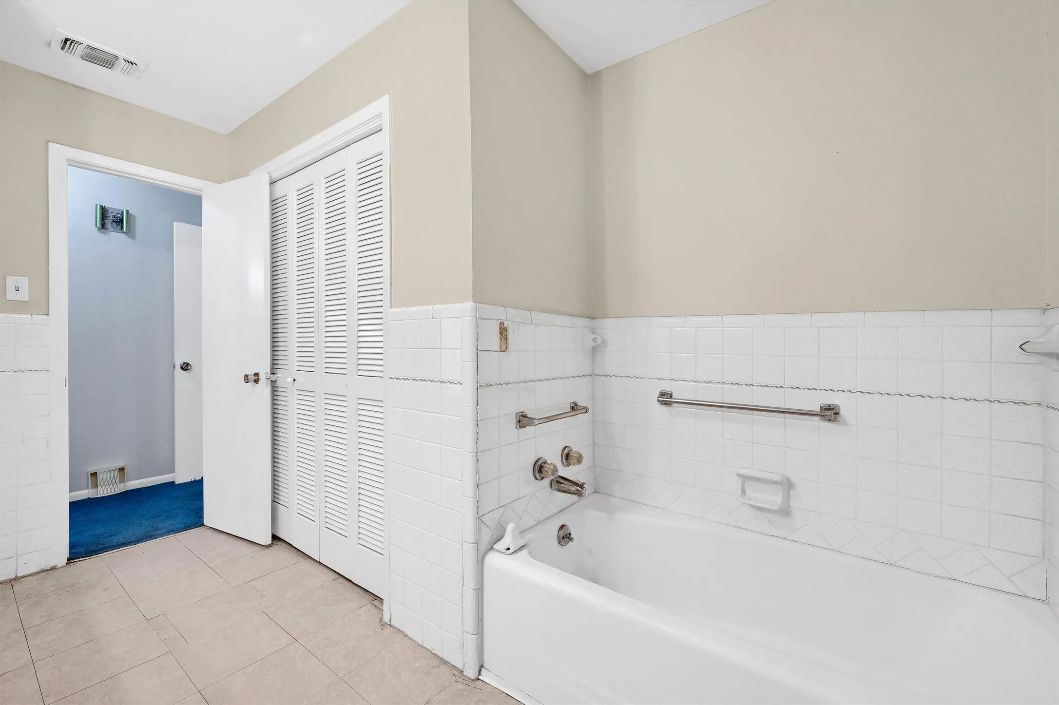 Single Family Residence For Sale in Grayson County , 205 N Union Street, Whitesboro, Texas 76273, 2 Bedroom, 2 Bathroom, Garage spaces, 1,509 Sqft, built in 1968, mls#21410362, Real Estate Agent in Whitesboro, Homes For Sale in Grayson county, Homes For Sale in Whitesboro, Realtor in Whitesboro Texas, Real Estate Brokerage Independent Realty Texas, Luminita Cordes Realtor