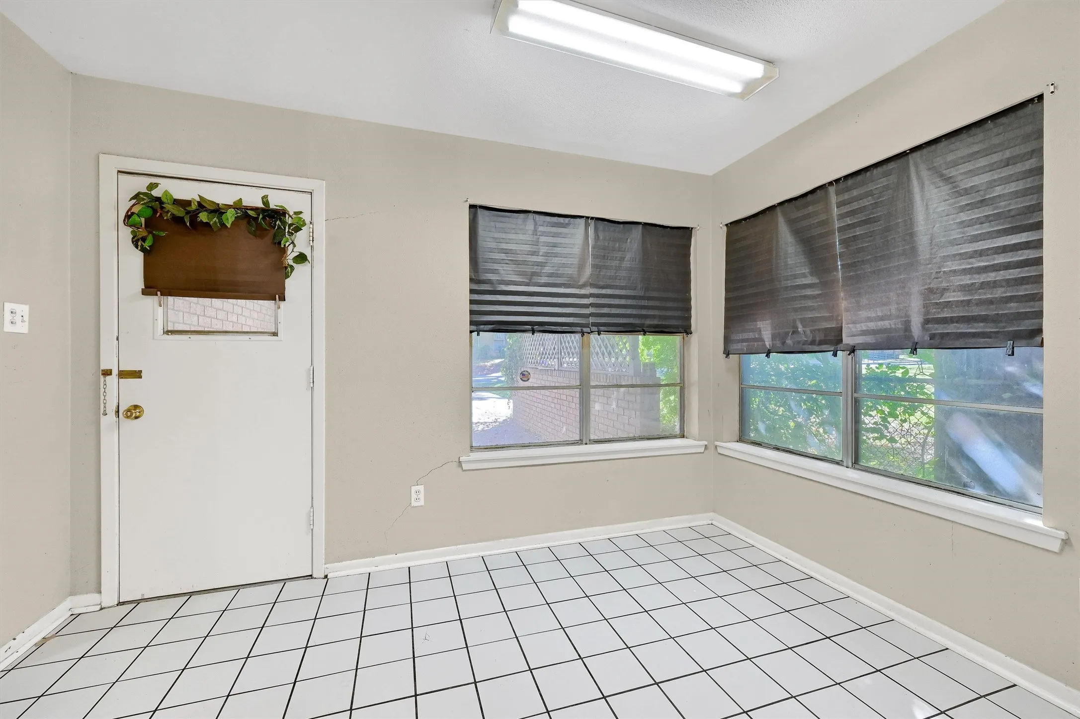 Single Family Residence For Sale in Grayson County , 205 N Union Street, Whitesboro, Texas 76273, 2 Bedroom, 2 Bathroom, Garage spaces, 1,509 Sqft, built in 1968, mls#21410362, Real Estate Agent in Whitesboro, Homes For Sale in Grayson county, Homes For Sale in Whitesboro, Realtor in Whitesboro Texas, Real Estate Brokerage Independent Realty Texas, Luminita Cordes Realtor