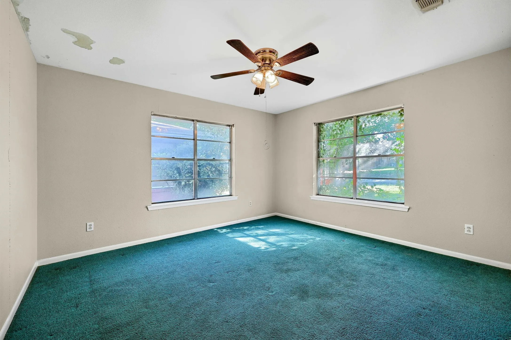 Single Family Residence For Sale in Grayson County , 205 N Union Street, Whitesboro, Texas 76273, 2 Bedroom, 2 Bathroom, Garage spaces, 1,509 Sqft, built in 1968, mls#21410362, Real Estate Agent in Whitesboro, Homes For Sale in Grayson county, Homes For Sale in Whitesboro, Realtor in Whitesboro Texas, Real Estate Brokerage Independent Realty Texas, Luminita Cordes Realtor