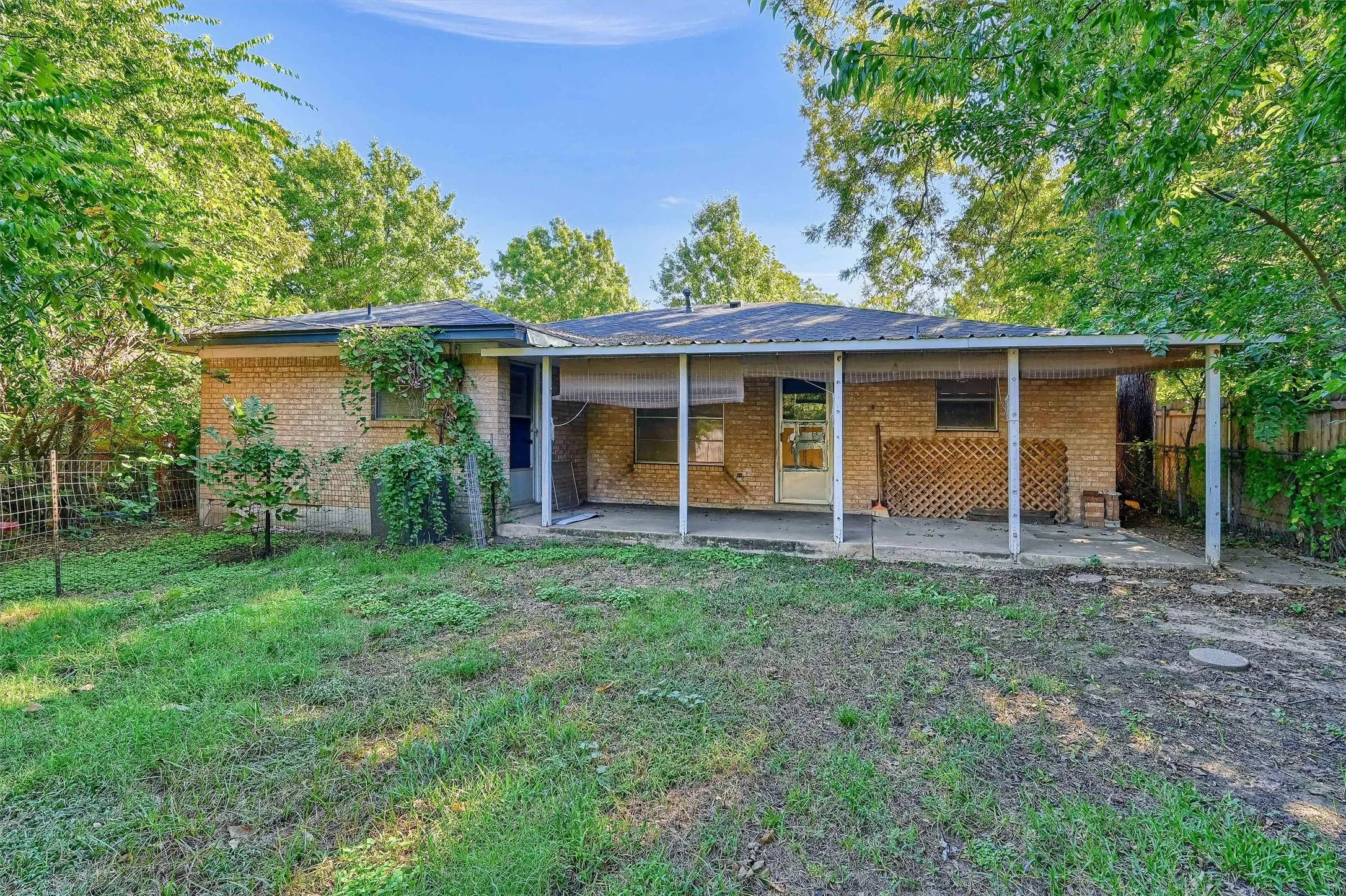 Single Family Residence For Sale in Grayson County , 205 N Union Street, Whitesboro, Texas 76273, 2 Bedroom, 2 Bathroom, Garage spaces, 1,509 Sqft, built in 1968, mls#21410362, Real Estate Agent in Whitesboro, Homes For Sale in Grayson county, Homes For Sale in Whitesboro, Realtor in Whitesboro Texas, Real Estate Brokerage Independent Realty Texas, Luminita Cordes Realtor