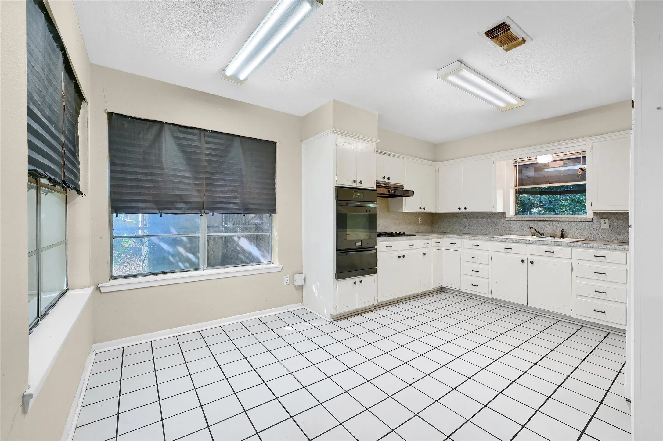 Single Family Residence For Sale in Grayson County , 205 N Union Street, Whitesboro, Texas 76273, 2 Bedroom, 2 Bathroom, Garage spaces, 1,509 Sqft, built in 1968, mls#21410362, Real Estate Agent in Whitesboro, Homes For Sale in Grayson county, Homes For Sale in Whitesboro, Realtor in Whitesboro Texas, Real Estate Brokerage Independent Realty Texas, Luminita Cordes Realtor