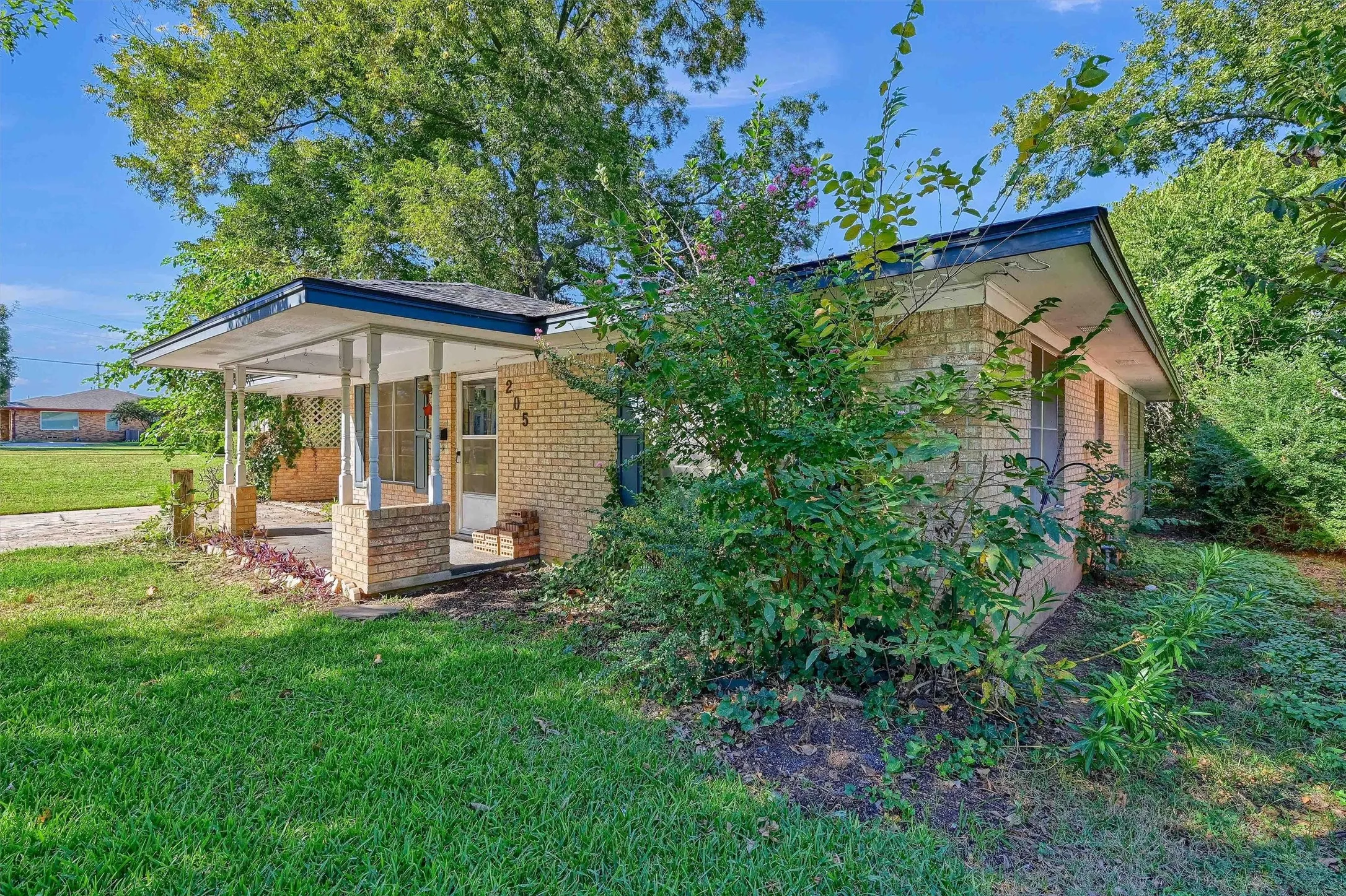 Single Family Residence For Sale in Grayson County , 205 N Union Street, Whitesboro, Texas 76273, 2 Bedroom, 2 Bathroom, Garage spaces, 1,509 Sqft, built in 1968, mls#21410362, Real Estate Agent in Whitesboro, Homes For Sale in Grayson county, Homes For Sale in Whitesboro, Realtor in Whitesboro Texas, Real Estate Brokerage Independent Realty Texas, Luminita Cordes Realtor
