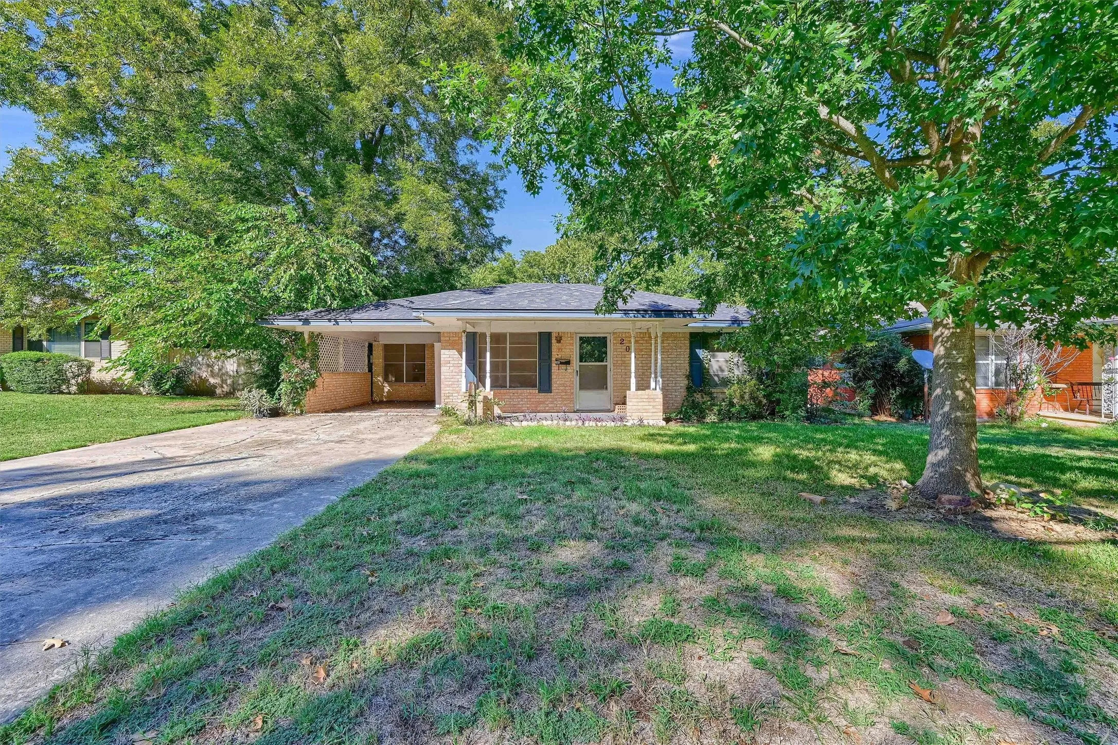 Single Family Residence For Sale in Grayson County , 205 N Union Street, Whitesboro, Texas 76273, 2 Bedroom, 2 Bathroom, Garage spaces, 1,509 Sqft, built in 1968, mls#21410362, Real Estate Agent in Whitesboro, Homes For Sale in Grayson county, Homes For Sale in Whitesboro, Realtor in Whitesboro Texas, Real Estate Brokerage Independent Realty Texas, Luminita Cordes Realtor