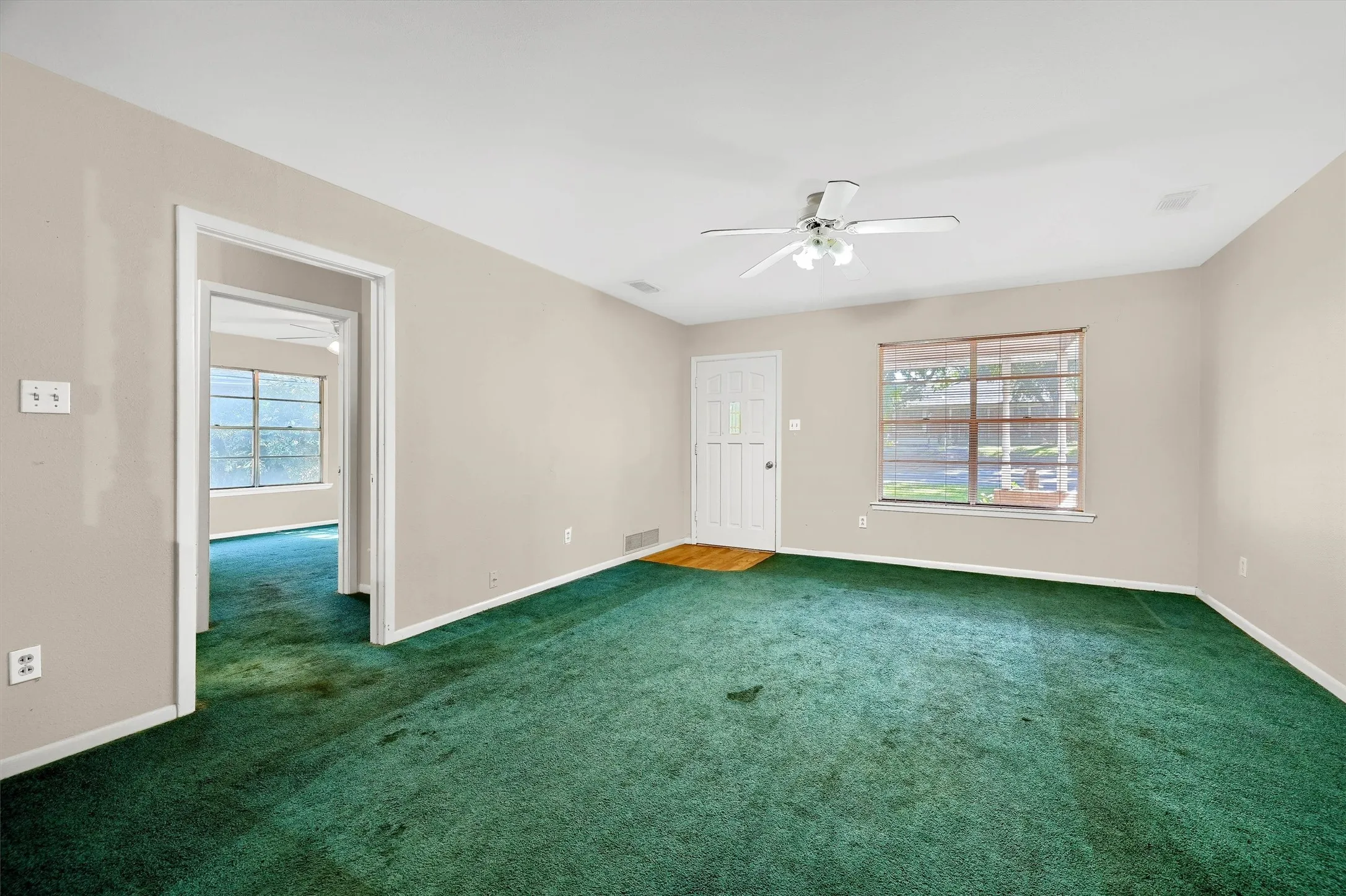 Single Family Residence For Sale in Grayson County , 205 N Union Street, Whitesboro, Texas 76273, 2 Bedroom, 2 Bathroom, Garage spaces, 1,509 Sqft, built in 1968, mls#21410362, Real Estate Agent in Whitesboro, Homes For Sale in Grayson county, Homes For Sale in Whitesboro, Realtor in Whitesboro Texas, Real Estate Brokerage Independent Realty Texas, Luminita Cordes Realtor