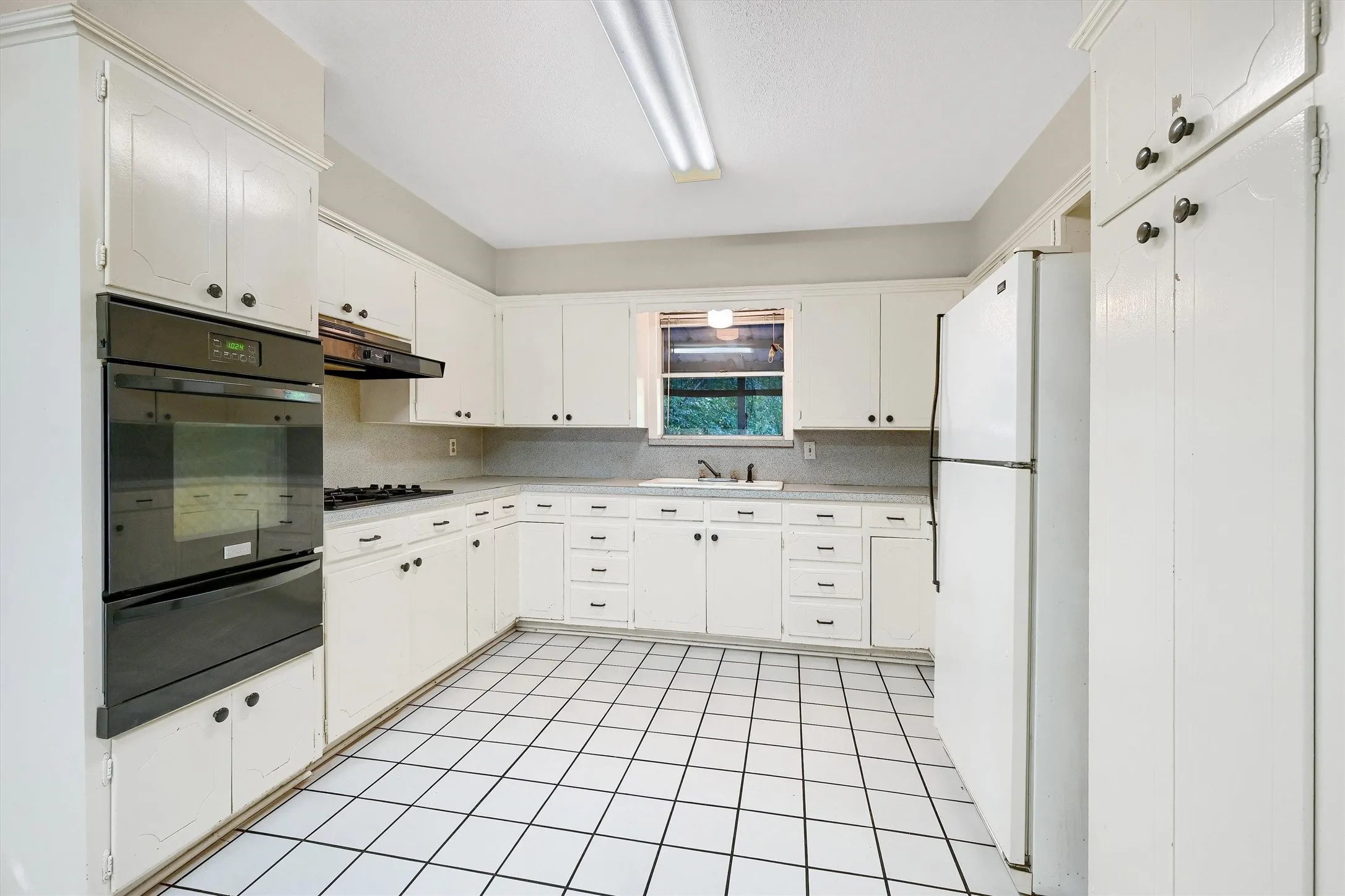 Single Family Residence For Sale in Grayson County , 205 N Union Street, Whitesboro, Texas 76273, 2 Bedroom, 2 Bathroom, Garage spaces, 1,509 Sqft, built in 1968, mls#21410362, Real Estate Agent in Whitesboro, Homes For Sale in Grayson county, Homes For Sale in Whitesboro, Realtor in Whitesboro Texas, Real Estate Brokerage Independent Realty Texas, Luminita Cordes Realtor