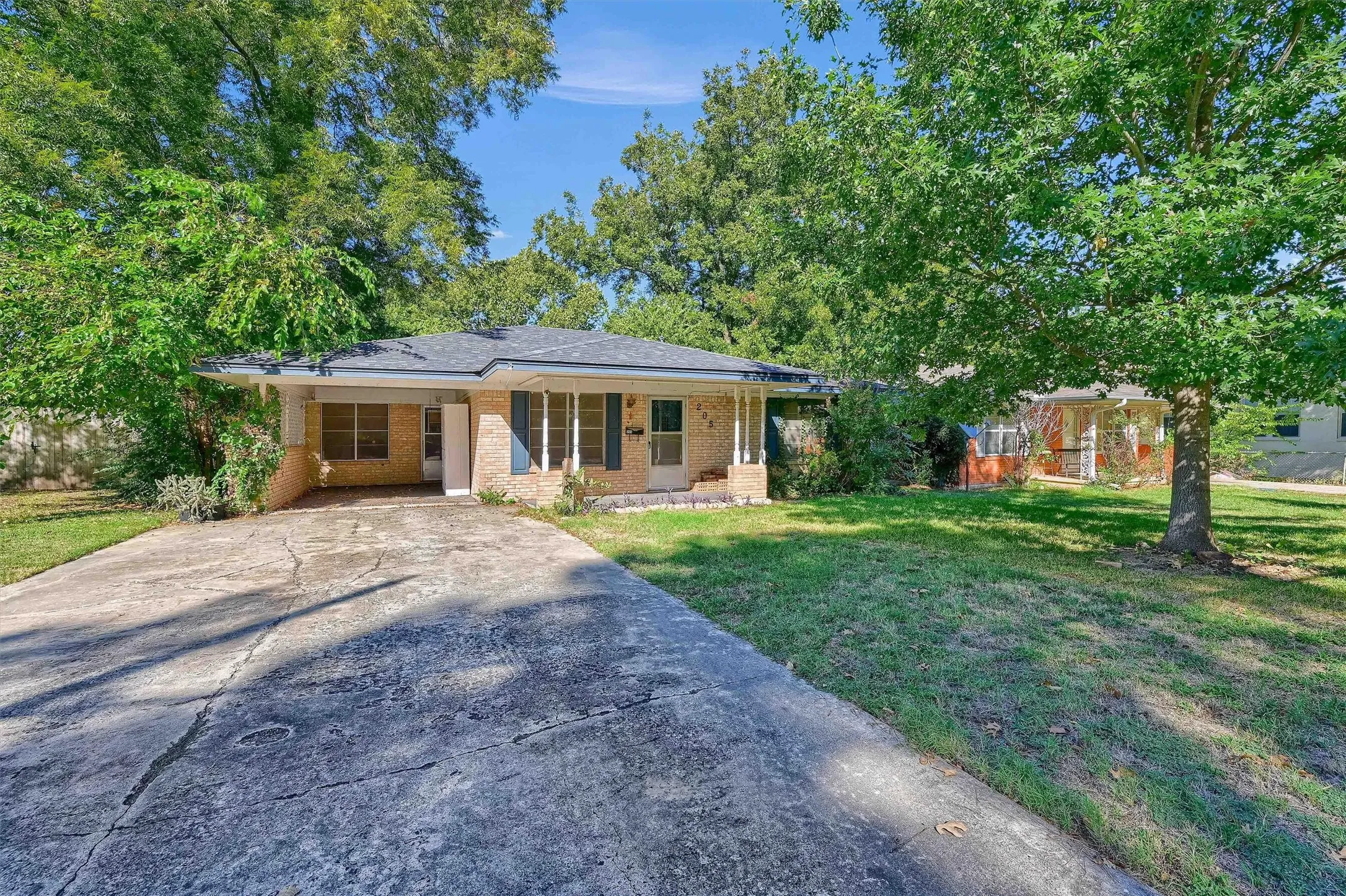 Single Family Residence For Sale in Grayson County , 205 N Union Street, Whitesboro, Texas 76273, 2 Bedroom, 2 Bathroom, Garage spaces, 1,509 Sqft, built in 1968, mls#21410362, Real Estate Agent in Whitesboro, Homes For Sale in Grayson county, Homes For Sale in Whitesboro, Realtor in Whitesboro Texas, Real Estate Brokerage Independent Realty Texas, Luminita Cordes Realtor