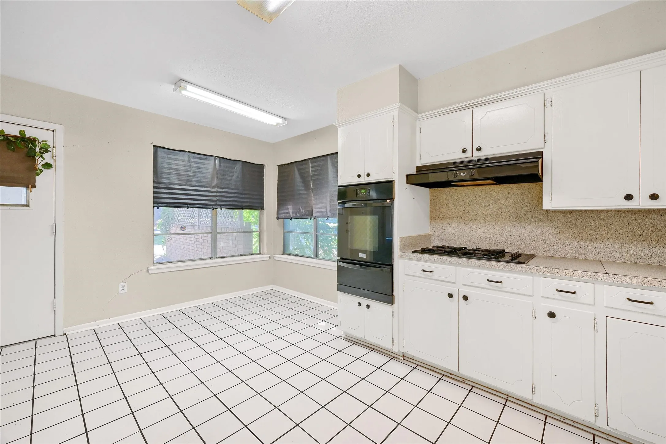 Single Family Residence For Sale in Grayson County , 205 N Union Street, Whitesboro, Texas 76273, 2 Bedroom, 2 Bathroom, Garage spaces, 1,509 Sqft, built in 1968, mls#21410362, Real Estate Agent in Whitesboro, Homes For Sale in Grayson county, Homes For Sale in Whitesboro, Realtor in Whitesboro Texas, Real Estate Brokerage Independent Realty Texas, Luminita Cordes Realtor