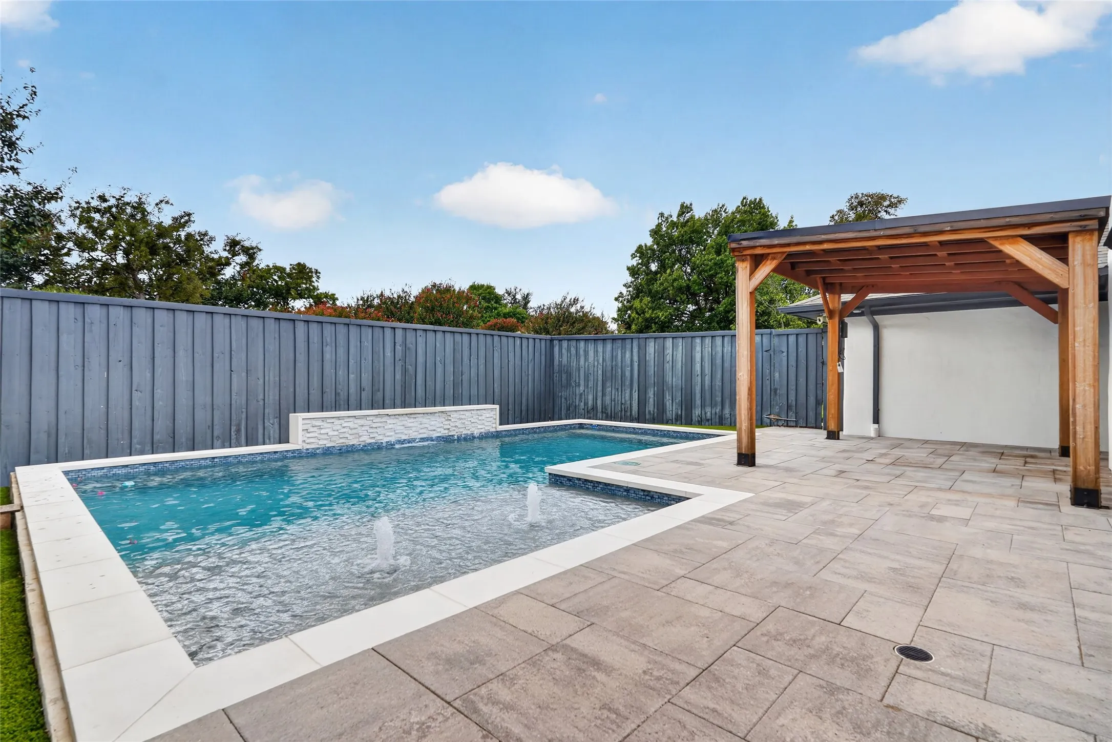 Single Family Residence For Sale in Dallas County , 6711 Duffield Court, Dallas, Texas 75248, 4 Bedroom, 3 Bathroom, 2 Garage spaces, 2,628 Sqft, built in 1976, mls#21410341, Real Estate Agent in Dallas, Homes For Sale in Dallas county, Homes For Sale in Dallas, Realtor in Dallas Texas, Real Estate Brokerage Independent Realty Texas, Luminita Cordes Realtor
