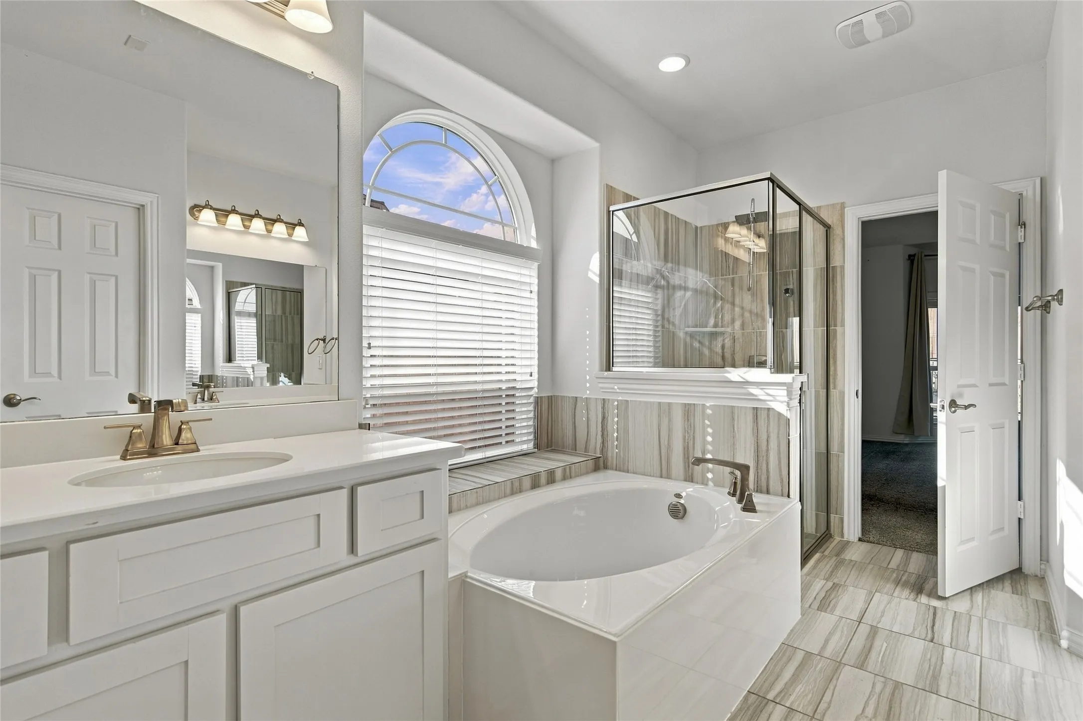 Single Family Residence For Rent in Denton County , 1712 Frisco Hills Boulevard, Little Elm, Texas 75068, 4 Bedroom, 5 Bathroom, 2 Garage spaces, 3,343 Sqft, built in 2020, mls#21406726, Real Estate Agent in Little Elm, Homes For Rent in Denton county, Homes For Rent in Little Elm, Realtor in Little Elm Texas, Real Estate Brokerage Independent Realty Texas, Luminita Cordes Realtor