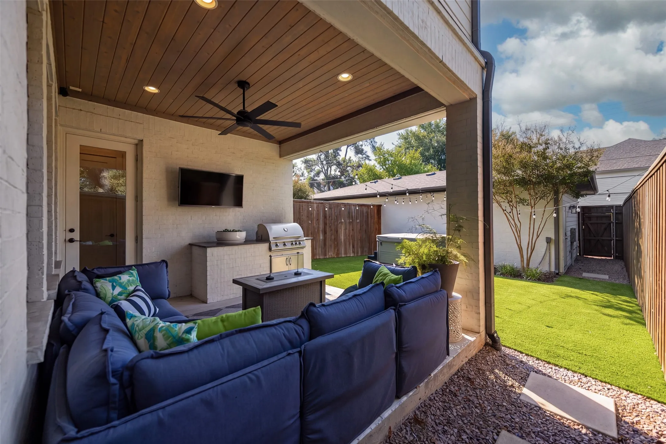 Single Family Residence For Rent in Dallas County , 5622 Matalee Avenue, Dallas, Texas 75206, 3 Bedroom, 4 Bathroom, 2 Garage spaces, 2,692 Sqft, built in 2019, mls#21410344, Real Estate Agent in Dallas, Homes For Rent in Dallas county, Homes For Rent in Dallas, Realtor in Dallas Texas, Real Estate Brokerage Independent Realty Texas, Luminita Cordes Realtor
