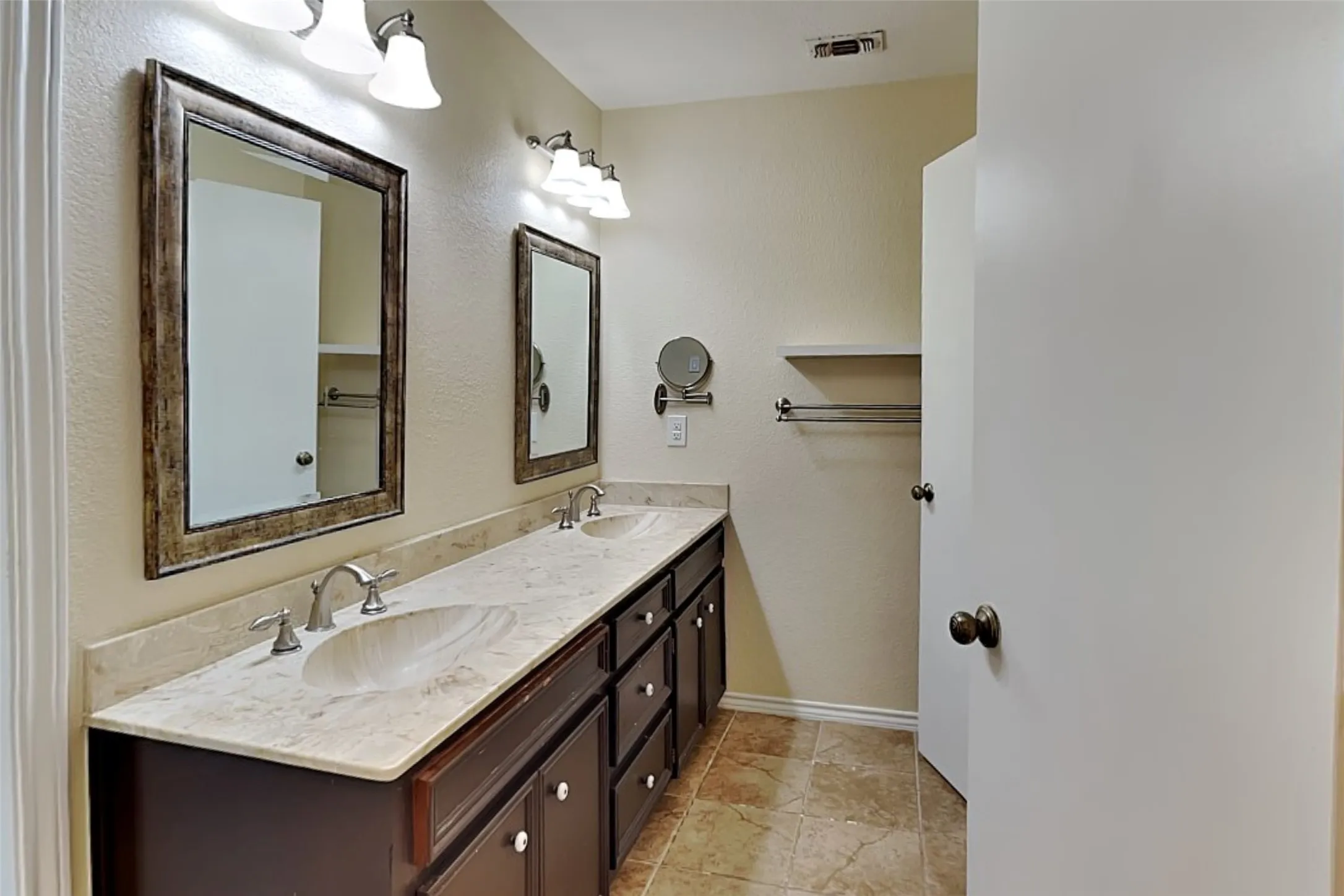 Single Family Residence For Rent in Denton County , 1605 Brighton Drive, Carrollton, Texas 75007, 3 Bedroom, 2 Bathroom, 2 Garage spaces, 1,726 Sqft, built in 1983, mls#21410233, Real Estate Agent in Carrollton, Homes For Rent in Denton county, Homes For Rent in Carrollton, Realtor in Carrollton Texas, Real Estate Brokerage Independent Realty Texas, Luminita Cordes Realtor