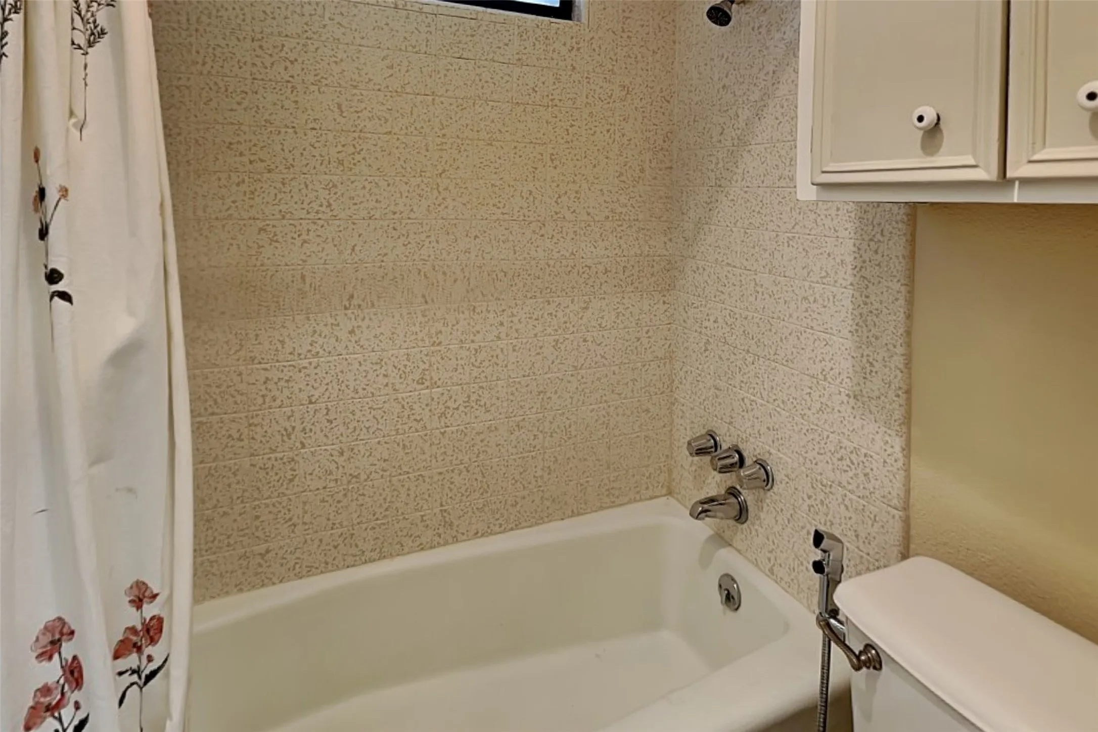 Single Family Residence For Rent in Denton County , 1605 Brighton Drive, Carrollton, Texas 75007, 3 Bedroom, 2 Bathroom, 2 Garage spaces, 1,726 Sqft, built in 1983, mls#21410233, Real Estate Agent in Carrollton, Homes For Rent in Denton county, Homes For Rent in Carrollton, Realtor in Carrollton Texas, Real Estate Brokerage Independent Realty Texas, Luminita Cordes Realtor