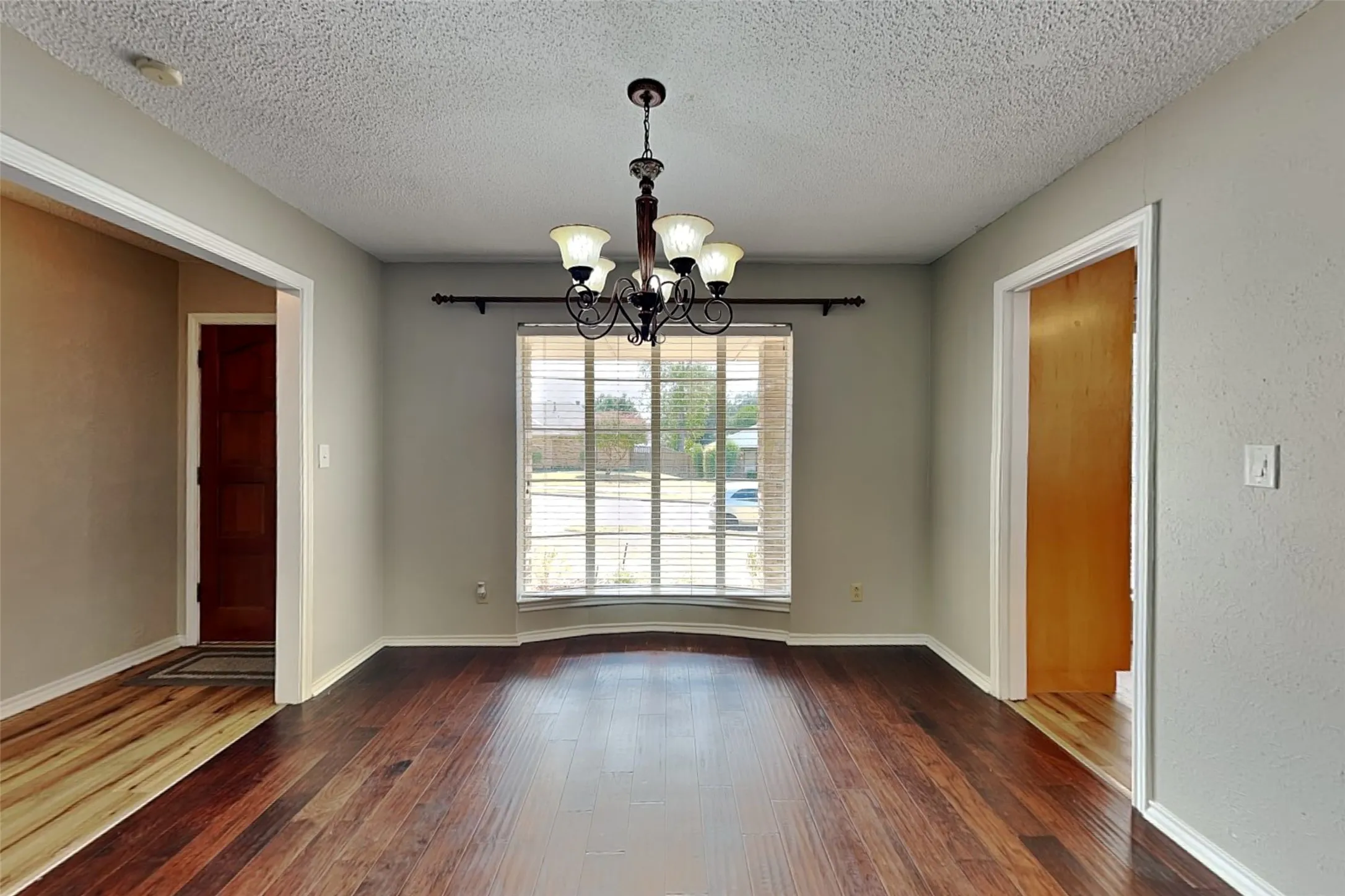 Single Family Residence For Rent in Denton County , 1605 Brighton Drive, Carrollton, Texas 75007, 3 Bedroom, 2 Bathroom, 2 Garage spaces, 1,726 Sqft, built in 1983, mls#21410233, Real Estate Agent in Carrollton, Homes For Rent in Denton county, Homes For Rent in Carrollton, Realtor in Carrollton Texas, Real Estate Brokerage Independent Realty Texas, Luminita Cordes Realtor