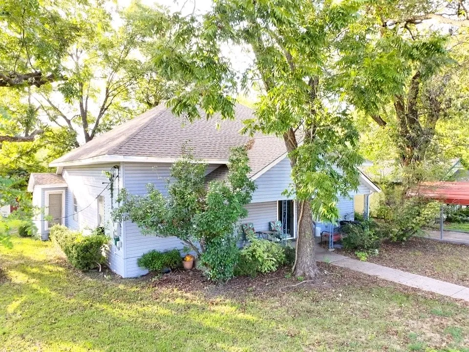Single Family Residence For Sale in Hunt County , 532 S Santa Fe Street, Wolfe City, Texas 75496, 3 Bedroom, 2 Bathroom, Garage spaces, 1,476 Sqft, built in 1955, mls#21410356, Real Estate Agent in Wolfe City, Homes For Sale in Hunt county, Homes For Sale in Wolfe City, Realtor in Wolfe City Texas, Real Estate Brokerage Independent Realty Texas, Luminita Cordes Realtor