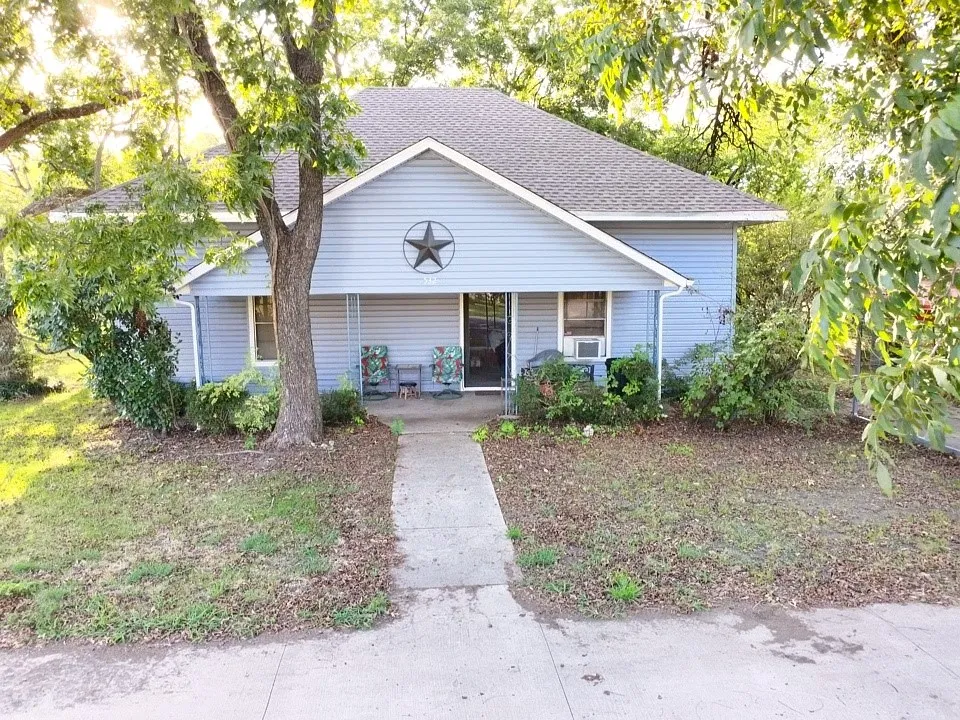 Single Family Residence For Sale in Hunt County , 532 S Santa Fe Street, Wolfe City, Texas 75496, 3 Bedroom, 2 Bathroom, Garage spaces, 1,476 Sqft, built in 1955, mls#21410356, Real Estate Agent in Wolfe City, Homes For Sale in Hunt county, Homes For Sale in Wolfe City, Realtor in Wolfe City Texas, Real Estate Brokerage Independent Realty Texas, Luminita Cordes Realtor