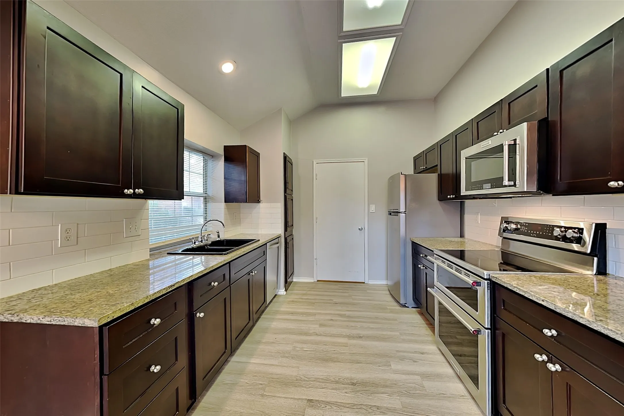 Single Family Residence For Rent in Dallas County , 633 Beatty Drive, Grand Prairie, Texas 75052, 3 Bedroom, 2 Bathroom, 2 Garage spaces, 1,519 Sqft, built in 1987, mls#21410222, Real Estate Agent in Grand Prairie, Homes For Rent in Dallas county, Homes For Rent in Grand Prairie, Realtor in Grand Prairie Texas, Real Estate Brokerage Independent Realty Texas, Luminita Cordes Realtor