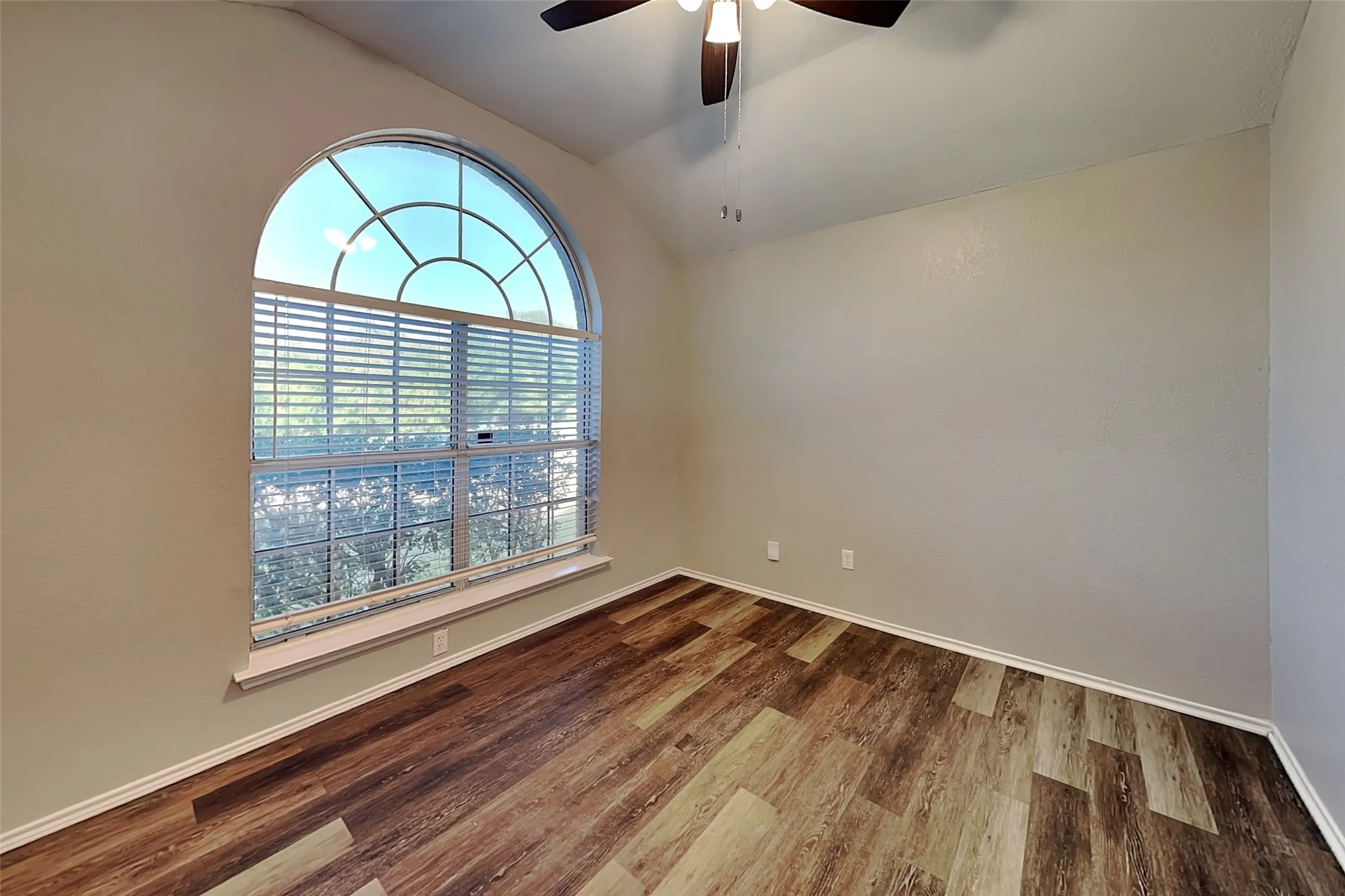 Single Family Residence For Rent in Dallas County , 633 Beatty Drive, Grand Prairie, Texas 75052, 3 Bedroom, 2 Bathroom, 2 Garage spaces, 1,519 Sqft, built in 1987, mls#21410222, Real Estate Agent in Grand Prairie, Homes For Rent in Dallas county, Homes For Rent in Grand Prairie, Realtor in Grand Prairie Texas, Real Estate Brokerage Independent Realty Texas, Luminita Cordes Realtor