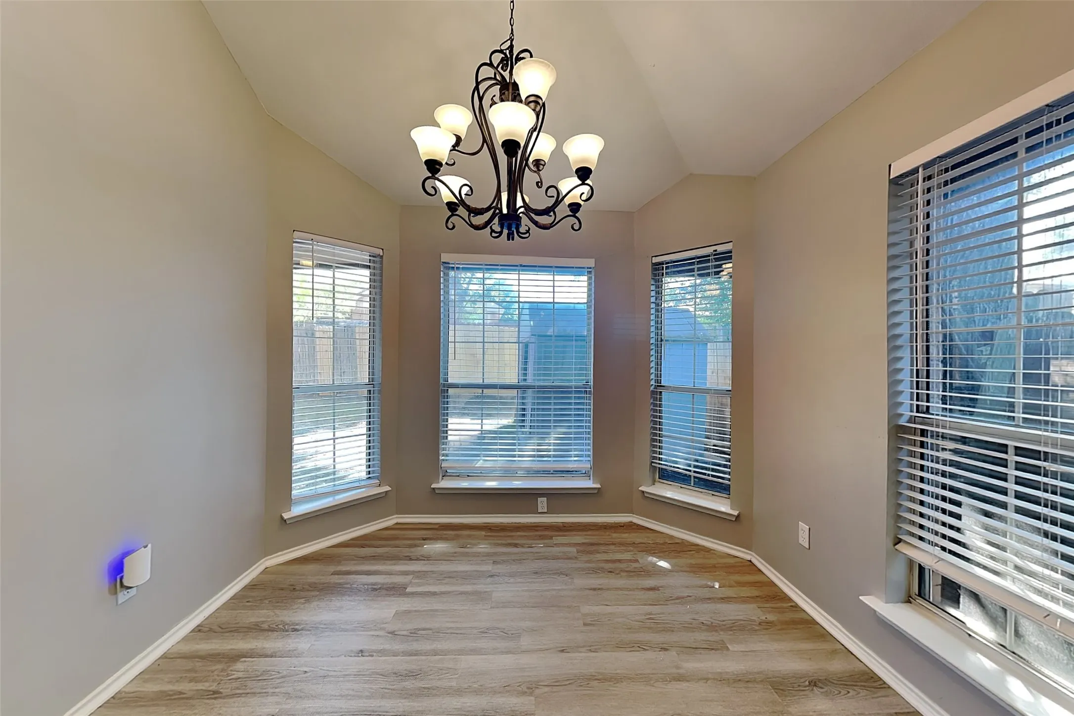 Single Family Residence For Rent in Dallas County , 633 Beatty Drive, Grand Prairie, Texas 75052, 3 Bedroom, 2 Bathroom, 2 Garage spaces, 1,519 Sqft, built in 1987, mls#21410222, Real Estate Agent in Grand Prairie, Homes For Rent in Dallas county, Homes For Rent in Grand Prairie, Realtor in Grand Prairie Texas, Real Estate Brokerage Independent Realty Texas, Luminita Cordes Realtor