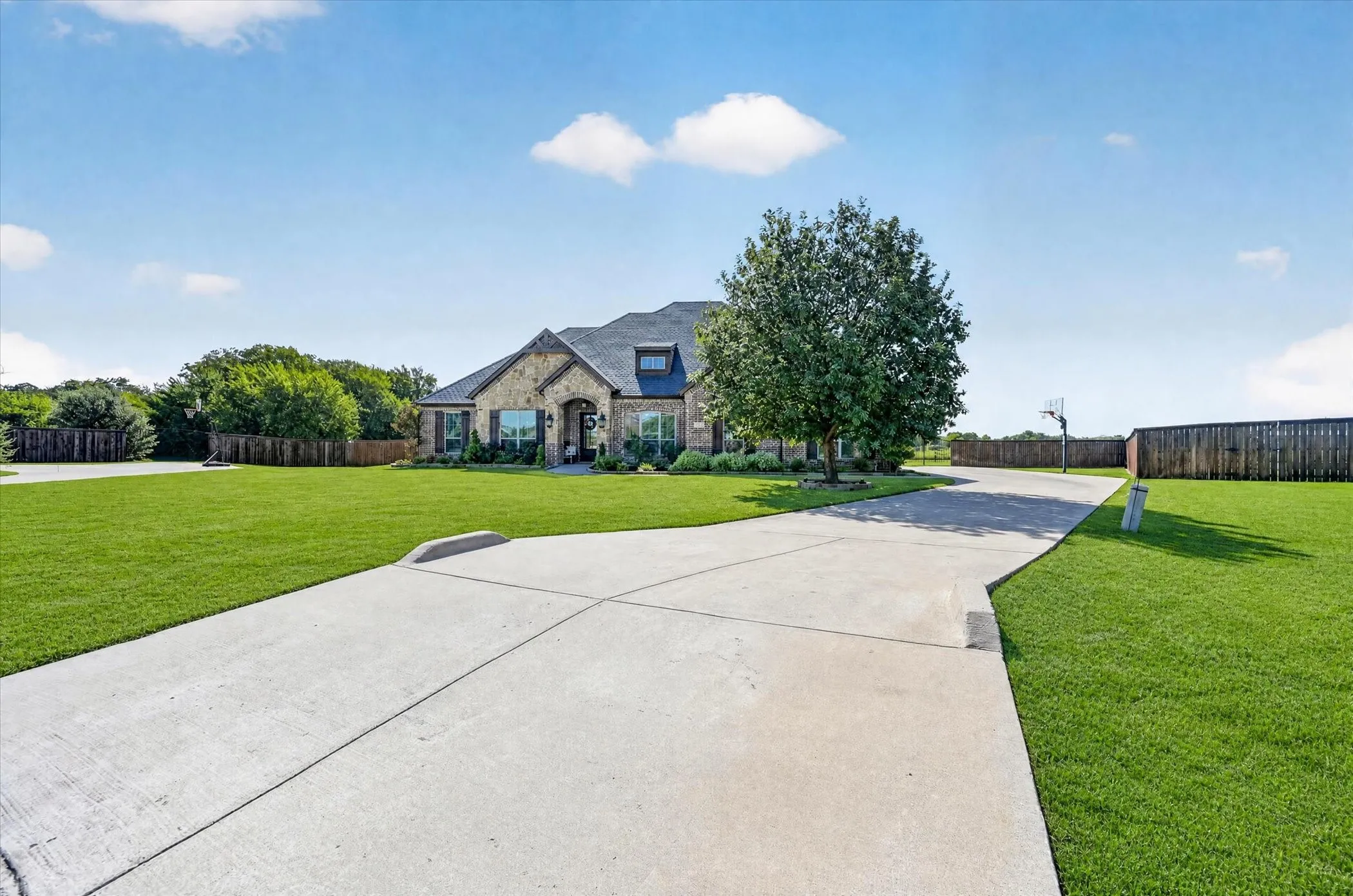 Single Family Residence For Sale in Ellis County , 2310 River Bend Court, Midlothian, Texas 76065, 4 Bedroom, 3 Bathroom, 3 Garage spaces, 2,780 Sqft, built in 2015, mls#21409933, Real Estate Agent in Midlothian, Homes For Sale in Ellis county, Homes For Sale in Midlothian, Realtor in Midlothian Texas, Real Estate Brokerage Independent Realty Texas, Luminita Cordes Realtor