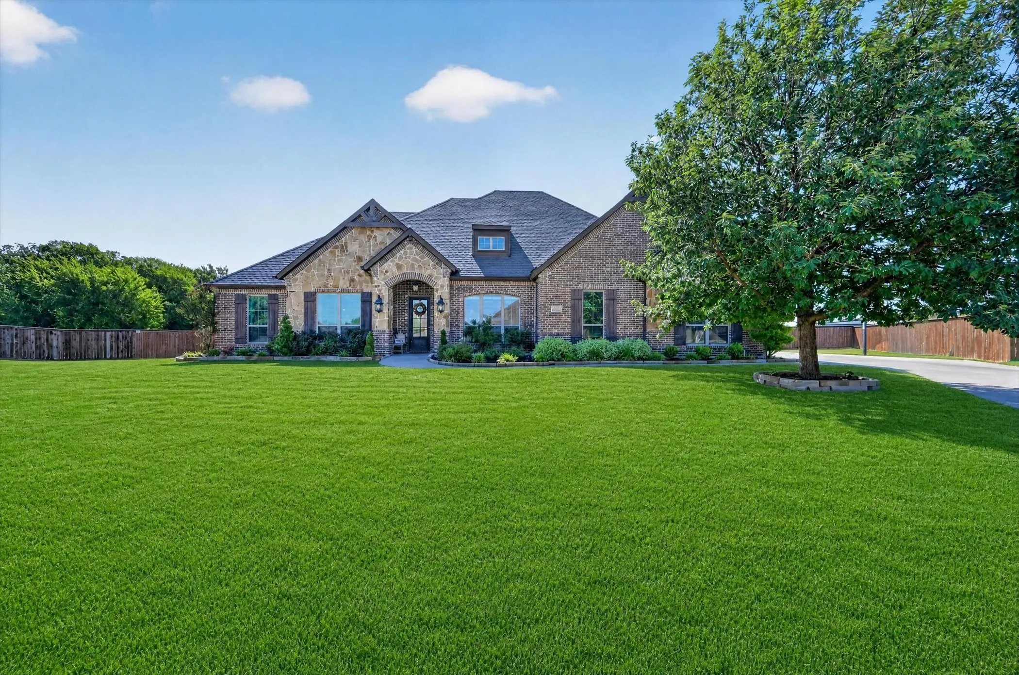 Single Family Residence For Sale in Ellis County , 2310 River Bend Court, Midlothian, Texas 76065, 4 Bedroom, 3 Bathroom, 3 Garage spaces, 2,780 Sqft, built in 2015, mls#21409933, Real Estate Agent in Midlothian, Homes For Sale in Ellis county, Homes For Sale in Midlothian, Realtor in Midlothian Texas, Real Estate Brokerage Independent Realty Texas, Luminita Cordes Realtor
