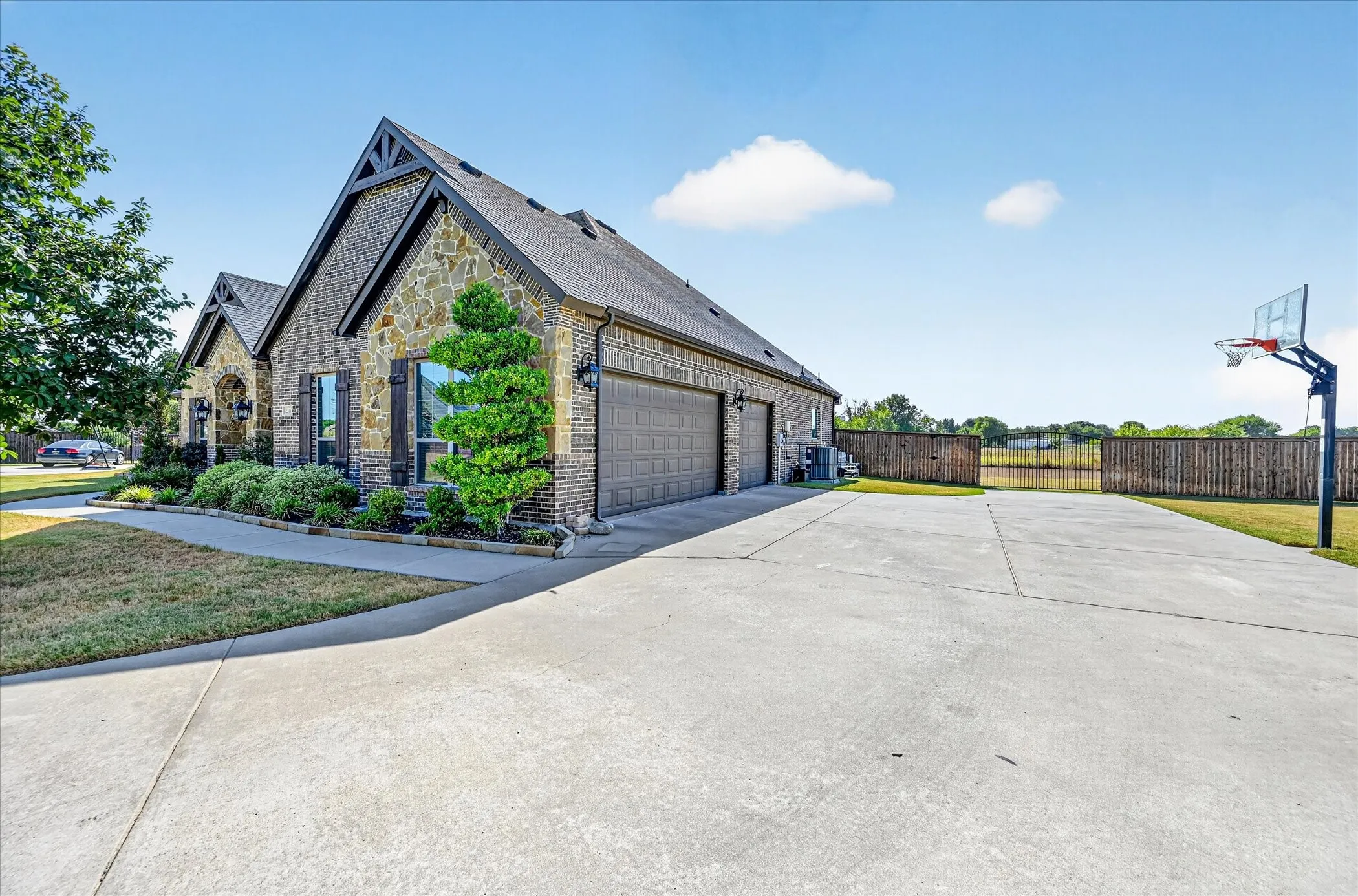 Single Family Residence For Sale in Ellis County , 2310 River Bend Court, Midlothian, Texas 76065, 4 Bedroom, 3 Bathroom, 3 Garage spaces, 2,780 Sqft, built in 2015, mls#21409933, Real Estate Agent in Midlothian, Homes For Sale in Ellis county, Homes For Sale in Midlothian, Realtor in Midlothian Texas, Real Estate Brokerage Independent Realty Texas, Luminita Cordes Realtor