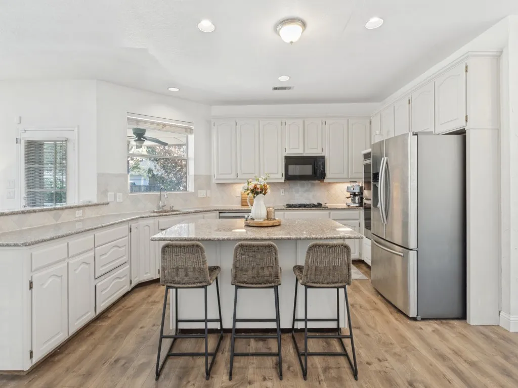 Single Family Residence For Sale in Denton County , 2514 Fallview Lane, Carrollton, Texas 75007, 5 Bedroom, 3 Bathroom, 2 Garage spaces, 3,310 Sqft, built in 1992, mls#21404696, Real Estate Agent in Carrollton, Homes For Sale in Denton county, Homes For Sale in Carrollton, Realtor in Carrollton Texas, Real Estate Brokerage Independent Realty Texas, Luminita Cordes Realtor