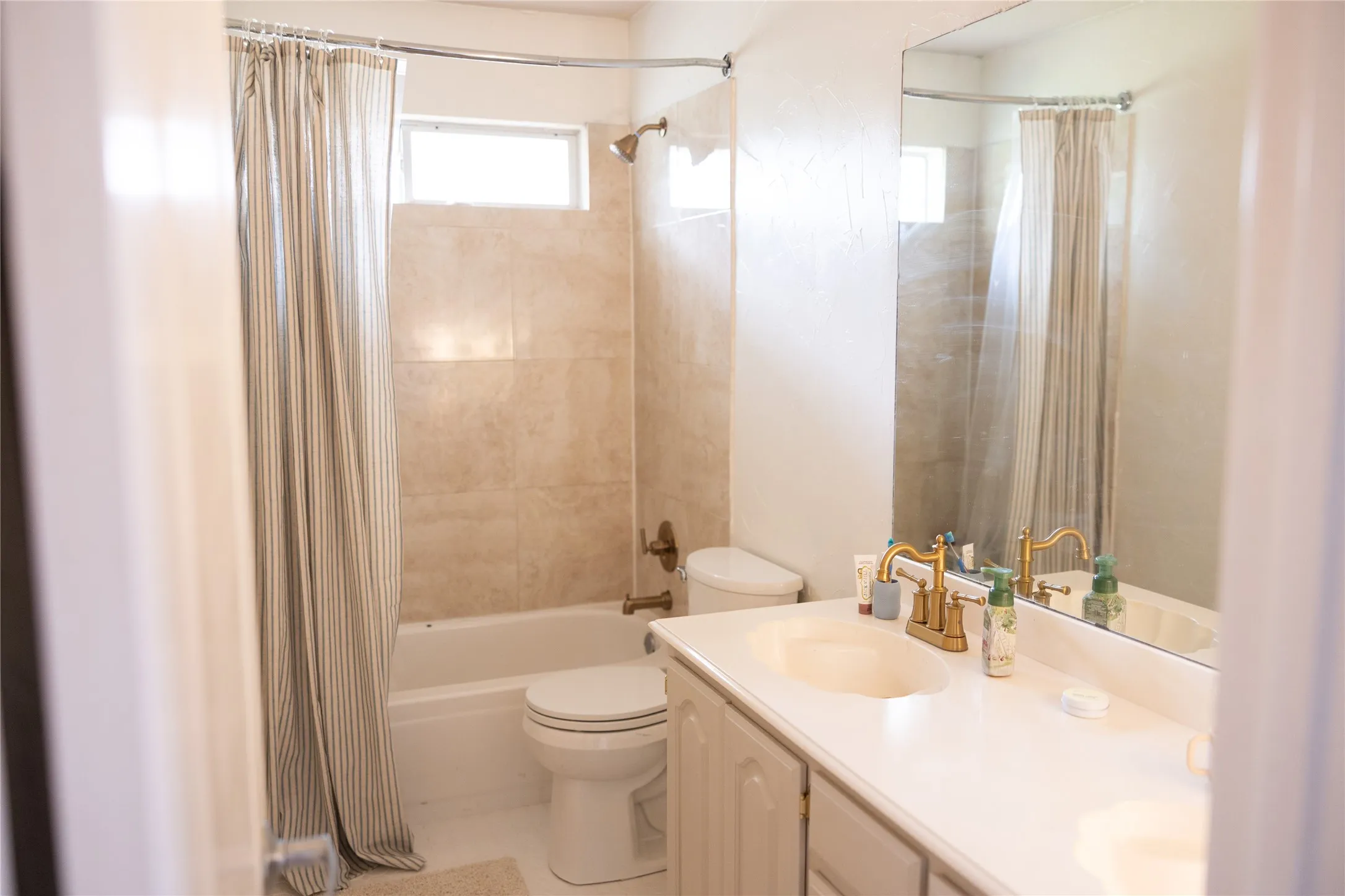 Single Family Residence For Sale in Denton County , 2514 Fallview Lane, Carrollton, Texas 75007, 5 Bedroom, 3 Bathroom, 2 Garage spaces, 3,310 Sqft, built in 1992, mls#21404696, Real Estate Agent in Carrollton, Homes For Sale in Denton county, Homes For Sale in Carrollton, Realtor in Carrollton Texas, Real Estate Brokerage Independent Realty Texas, Luminita Cordes Realtor