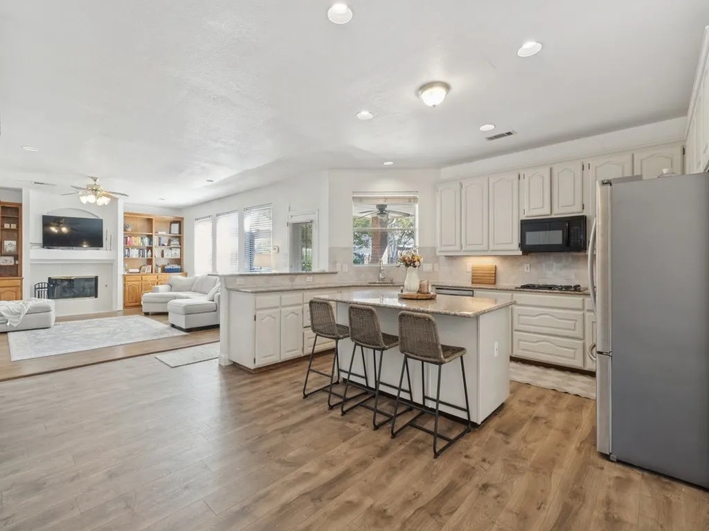 Single Family Residence For Sale in Denton County , 2514 Fallview Lane, Carrollton, Texas 75007, 5 Bedroom, 3 Bathroom, 2 Garage spaces, 3,310 Sqft, built in 1992, mls#21404696, Real Estate Agent in Carrollton, Homes For Sale in Denton county, Homes For Sale in Carrollton, Realtor in Carrollton Texas, Real Estate Brokerage Independent Realty Texas, Luminita Cordes Realtor