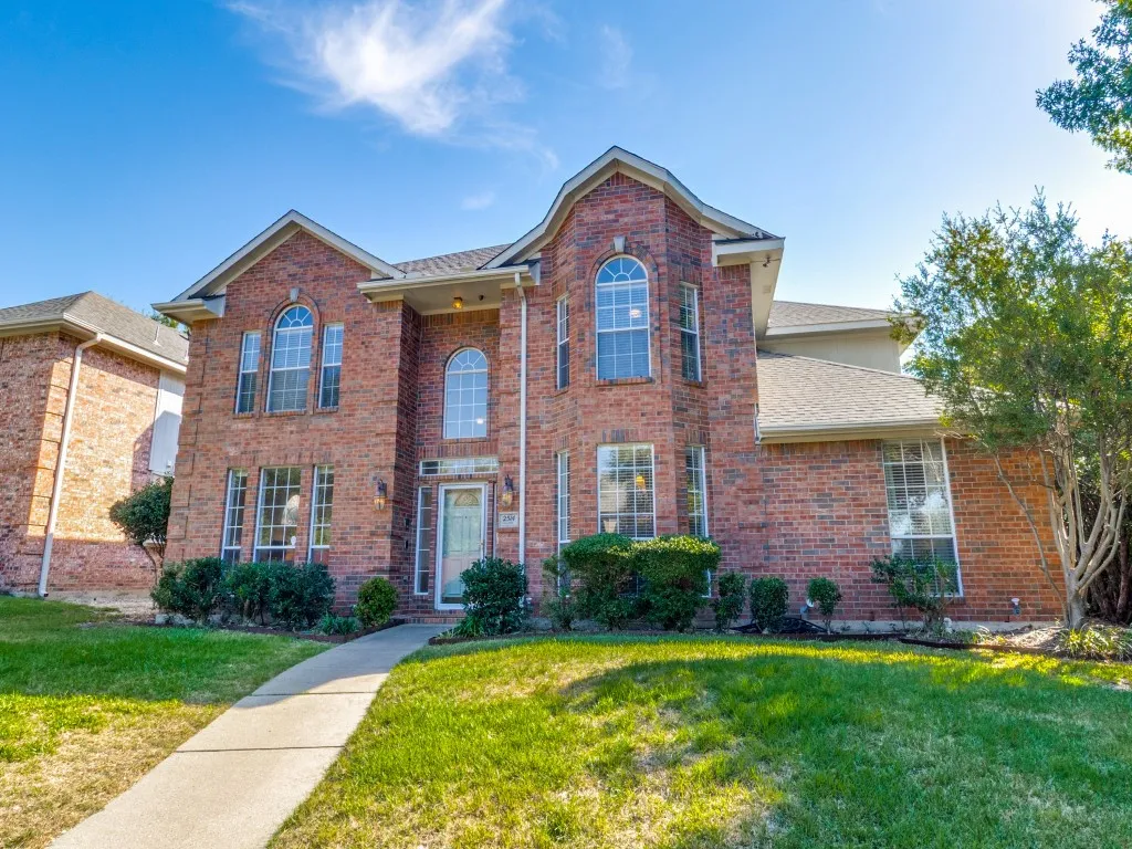 Single Family Residence For Sale in Denton County , 2514 Fallview Lane, Carrollton, Texas 75007, 5 Bedroom, 3 Bathroom, 2 Garage spaces, 3,310 Sqft, built in 1992, mls#21404696, Real Estate Agent in Carrollton, Homes For Sale in Denton county, Homes For Sale in Carrollton, Realtor in Carrollton Texas, Real Estate Brokerage Independent Realty Texas, Luminita Cordes Realtor