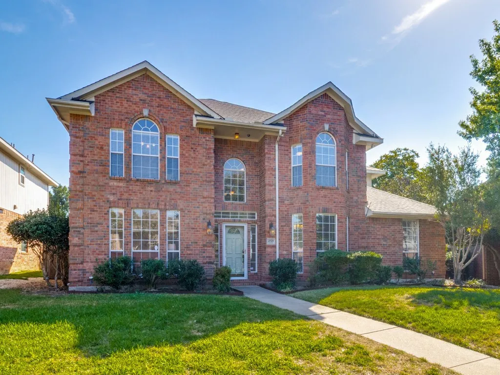 Single Family Residence For Sale in Denton County , 2514 Fallview Lane, Carrollton, Texas 75007, 5 Bedroom, 3 Bathroom, 2 Garage spaces, 3,310 Sqft, built in 1992, mls#21404696, Real Estate Agent in Carrollton, Homes For Sale in Denton county, Homes For Sale in Carrollton, Realtor in Carrollton Texas, Real Estate Brokerage Independent Realty Texas, Luminita Cordes Realtor