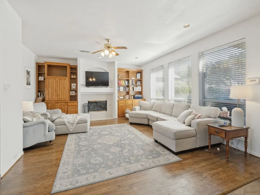 Single Family Residence For Sale in Denton County , 2514 Fallview Lane, Carrollton, Texas 75007, 5 Bedroom, 3 Bathroom, 2 Garage spaces, 3,310 Sqft, built in 1992, mls#21404696, Real Estate Agent in Carrollton, Homes For Sale in Denton county, Homes For Sale in Carrollton, Realtor in Carrollton Texas, Real Estate Brokerage Independent Realty Texas, Luminita Cordes Realtor