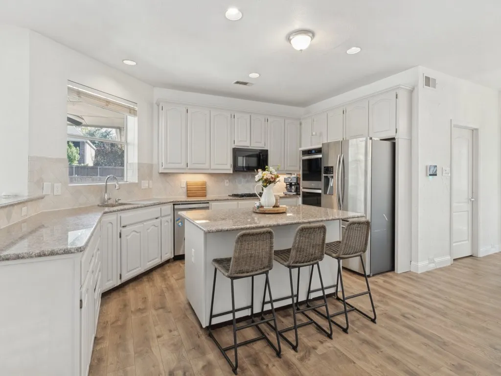 Single Family Residence For Sale in Denton County , 2514 Fallview Lane, Carrollton, Texas 75007, 5 Bedroom, 3 Bathroom, 2 Garage spaces, 3,310 Sqft, built in 1992, mls#21404696, Real Estate Agent in Carrollton, Homes For Sale in Denton county, Homes For Sale in Carrollton, Realtor in Carrollton Texas, Real Estate Brokerage Independent Realty Texas, Luminita Cordes Realtor